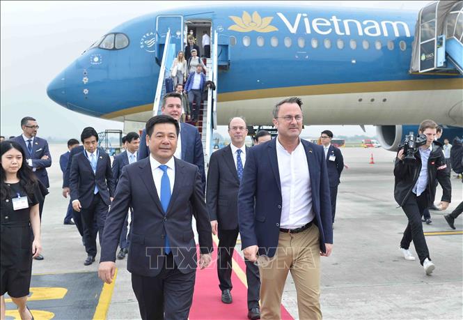 Thủ tướng Đại Công quốc Luxembourg tới Hà Nội, bắt đầu thăm chính thức Việt Nam - Ảnh 3.