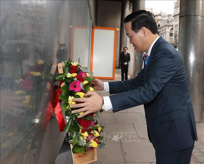 Chủ tịch nước Võ Văn Thưởng đặt hoa tại Biển tưởng niệm Bác Hồ tại London - Ảnh 1.