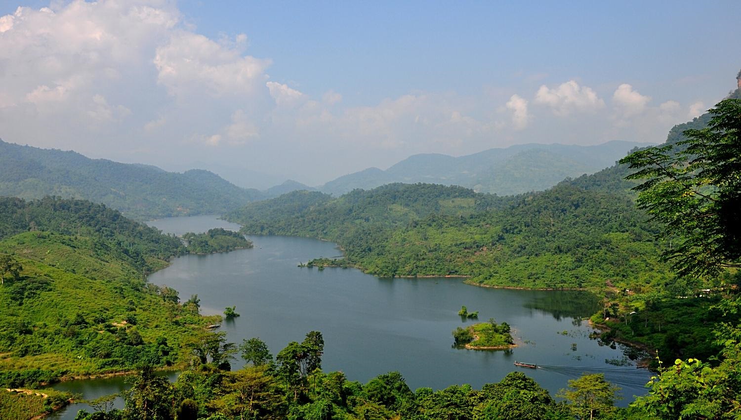 Hồ Ba Bể - 'viên ngọc xanh' giữa đại ngàn Việt Bắc
