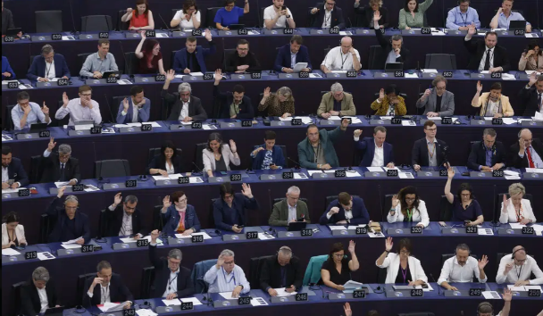 Ngày 14/6, các nghị sĩ Nghị viện châu Âu thông qua dự thảo luật quản lý trí tuệ nhân tạo - Ảnh: AP