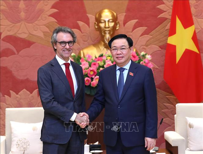 Chủ tịch Quốc hội tiếp Đại sứ, Trưởng Phái đoàn EU và Đại sứ Thụy Sĩ tại Việt Nam - Ảnh 1.