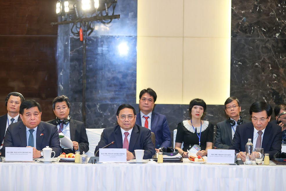 Thủ tướng Phạm Minh Chính đánh giá cao và cảm ơn những chia sẻ thẳng thắn, chân thành của các doanh nghiệp Hàn Quốc về tình hình kinh doanh tại Việt Nam và cam kết đầu tư ở Việt Nam trong những lĩnh vực mới - Ảnh: VGP/Nhật Bắc