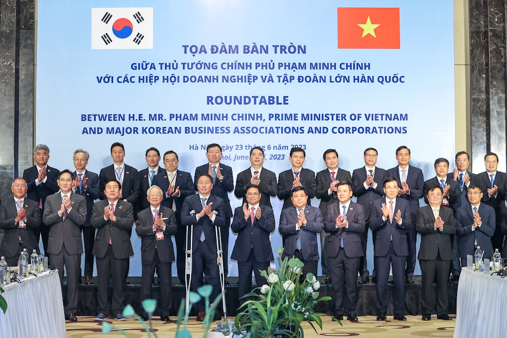 Thủ tướng Phạm Minh Chính và đại diện các hiệp hội doanh nghiệp/tập đoàn lớn cảu Hàn Quốc - Ảnh: VGP/Nhật Bắc