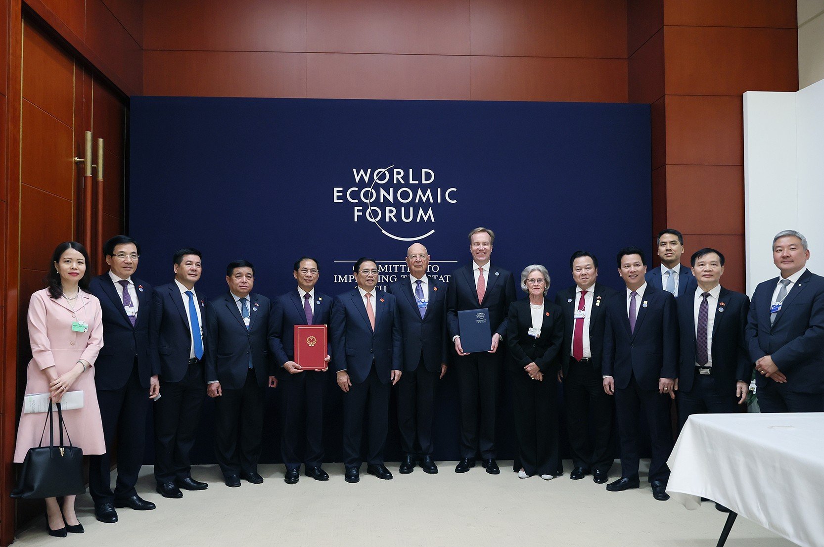 Lãnh đạo WEF và đại diện các doanh nghiệp đánh giá cao thành tựu phục hồi và triển vọng kinh tế Việt Nam - Ảnh: VGP/Nhật Bắc