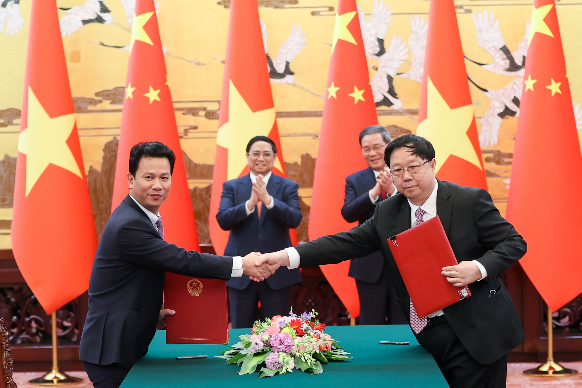 Hai Thủ tướng chứng kiến lễ ký và trao Thỏa thuận hợp tác nghiên cứu quản lý tổng hợp môi trường biển và hải đảo vùng Vịnh Bắc Bộ giữa Bộ Tài nguyên và Môi trường Việt Nam và Bộ Tài nguyên Thiên nhiên Trung Quốc - Ảnh: VGP/Nhật Bắc