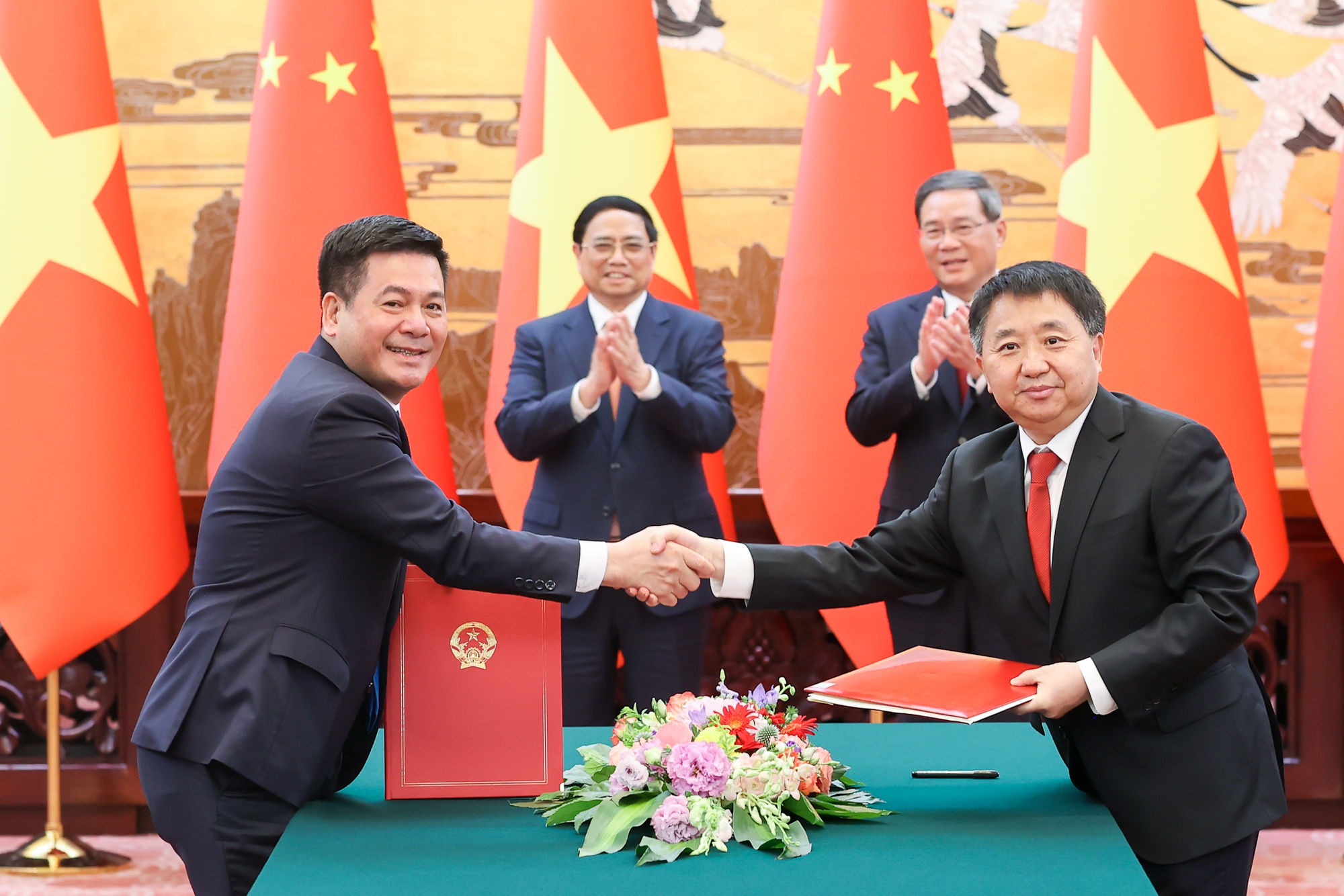 Hai Thủ tướng chứng kiến lễ ký và trao Bản ghi nhớ giữa Bộ Công Thương Việt Nam và Tổng cục Quản lý giám sát thị trường Trung Quốc - Ảnh: VGP/Nhật Bắc