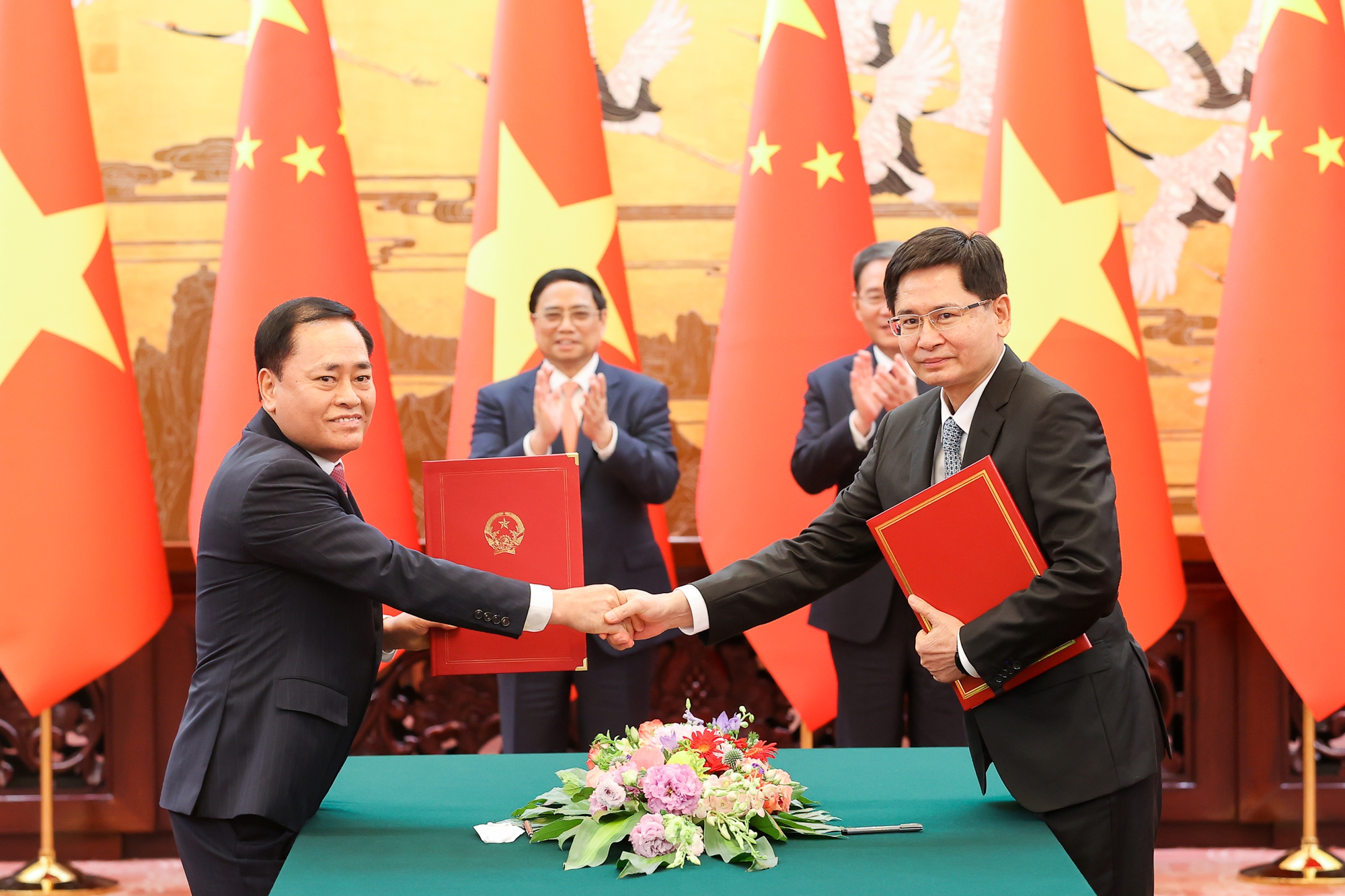 Hai Thủ tướng chứng kiến lễ ký và trao Thoả thuận khung về cùng thúc đẩy xây dựng cửa khẩu thông minh giữa UBND tỉnh Lạng Sơn, Việt Nam và Chính quyền Khu tự trị dân tộc Choang, Quảng Tây, Trung Quốc - Ảnh: VGP/Nhật Bắc