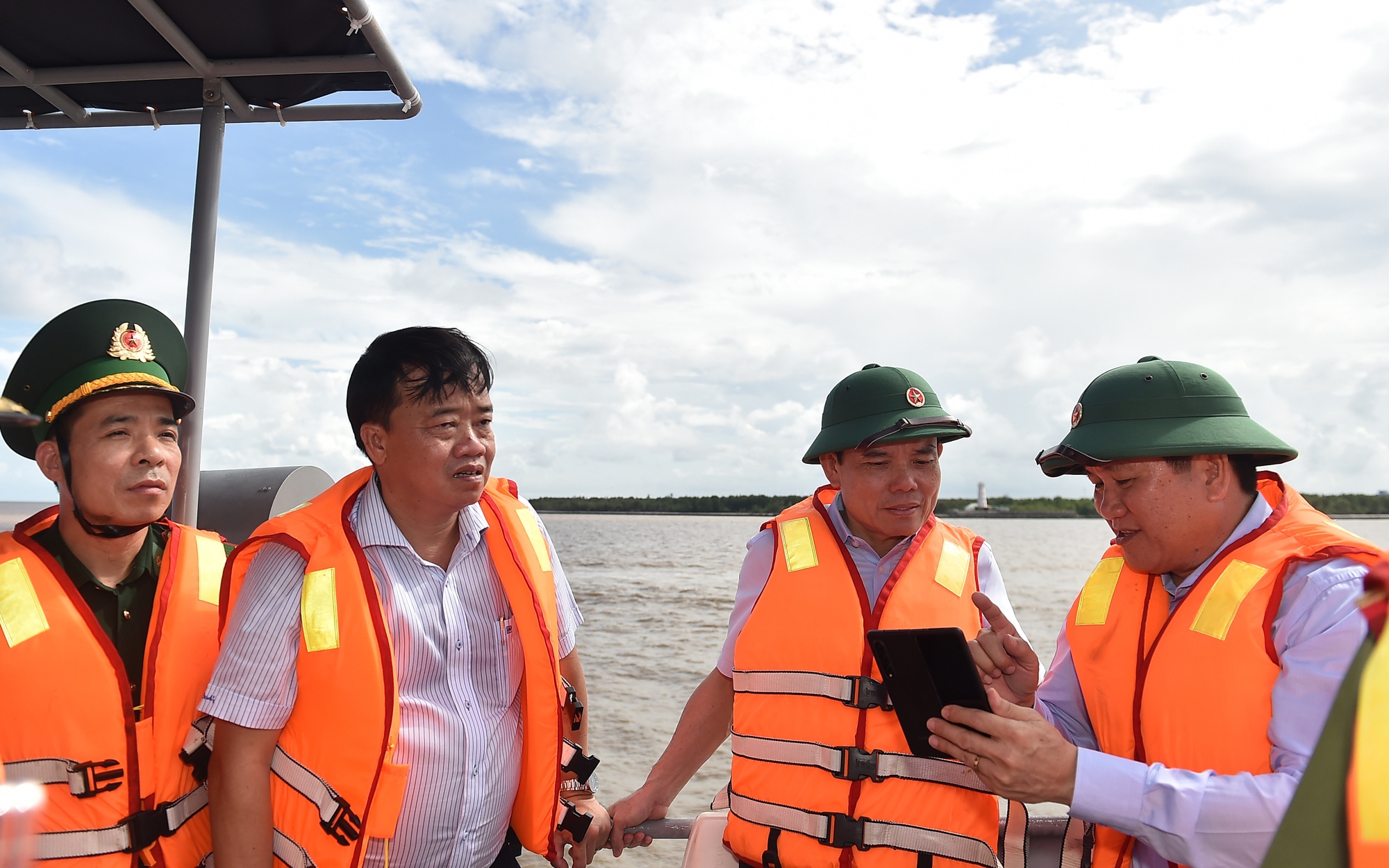 Phó Thủ tướng kiểm tra chống đánh bắt cá trái phép, không khai báo tại Cà Mau