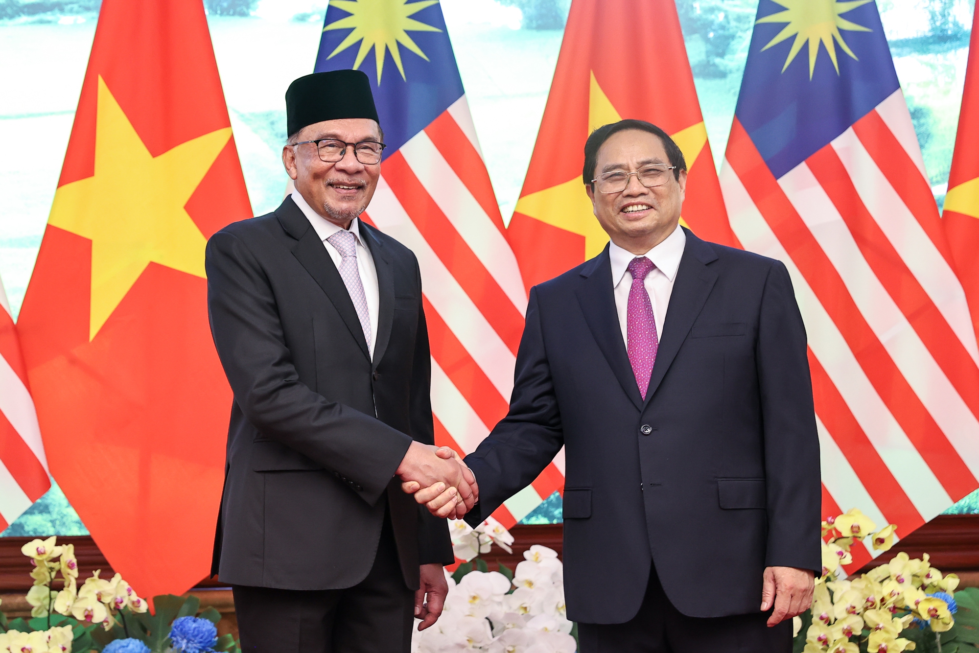 Thủ tướng Chính phủ Phạm Minh Chính hoan nghênh Thủ tướng Malaysia Anwar Ibrahim thăm chính thức Việt Nam - Ảnh: VGP/Nhật Bắc