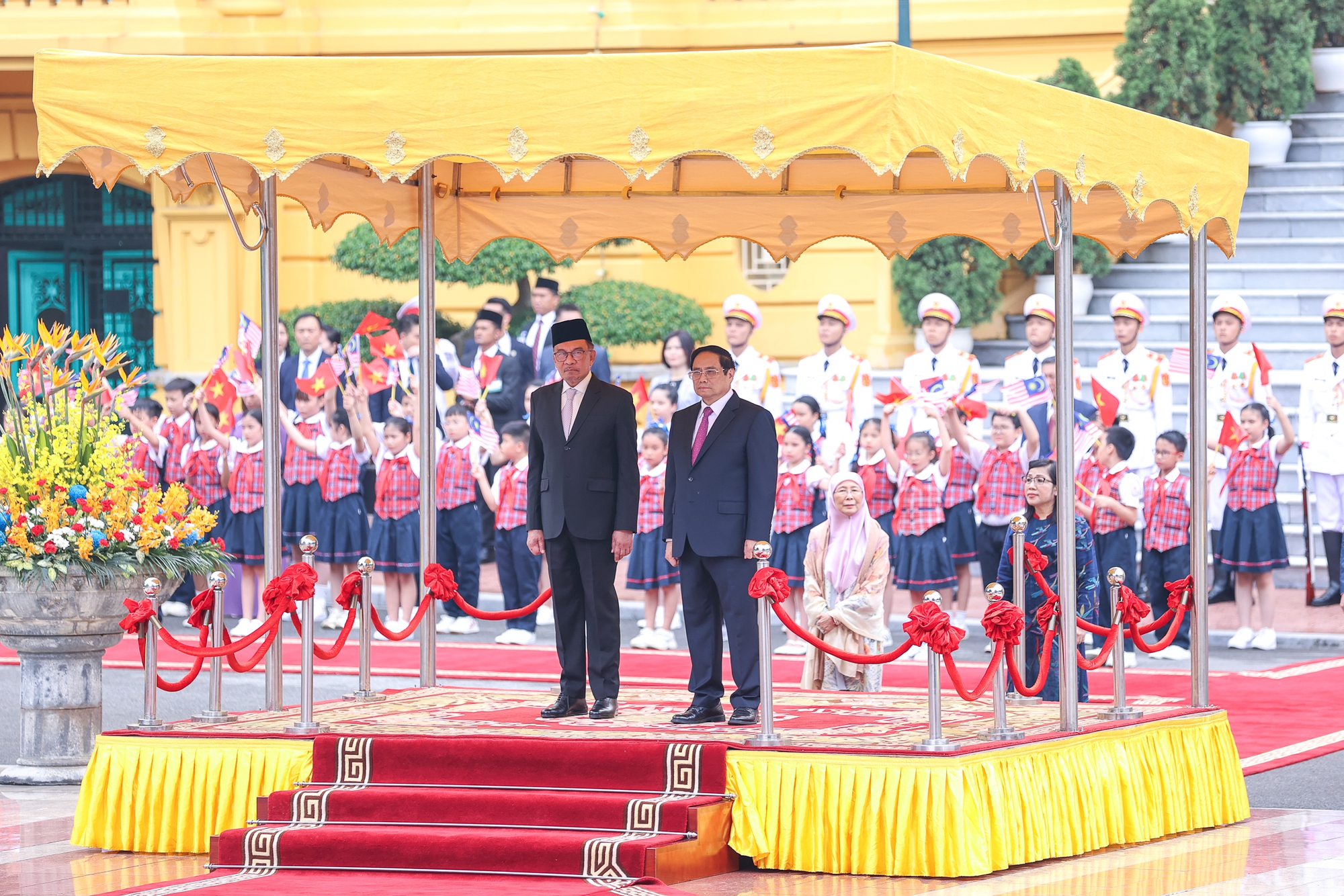 Chùm ảnh: Thủ tướng Phạm Minh Chính chủ trì lễ đón Thủ tướng Malaysia thăm chính thức Việt Nam - Ảnh 3.