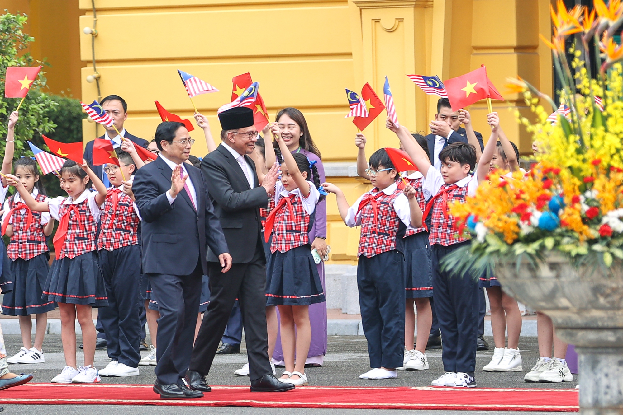 Chùm ảnh: Thủ tướng Phạm Minh Chính chủ trì lễ đón Thủ tướng Malaysia thăm chính thức Việt Nam - Ảnh 4.