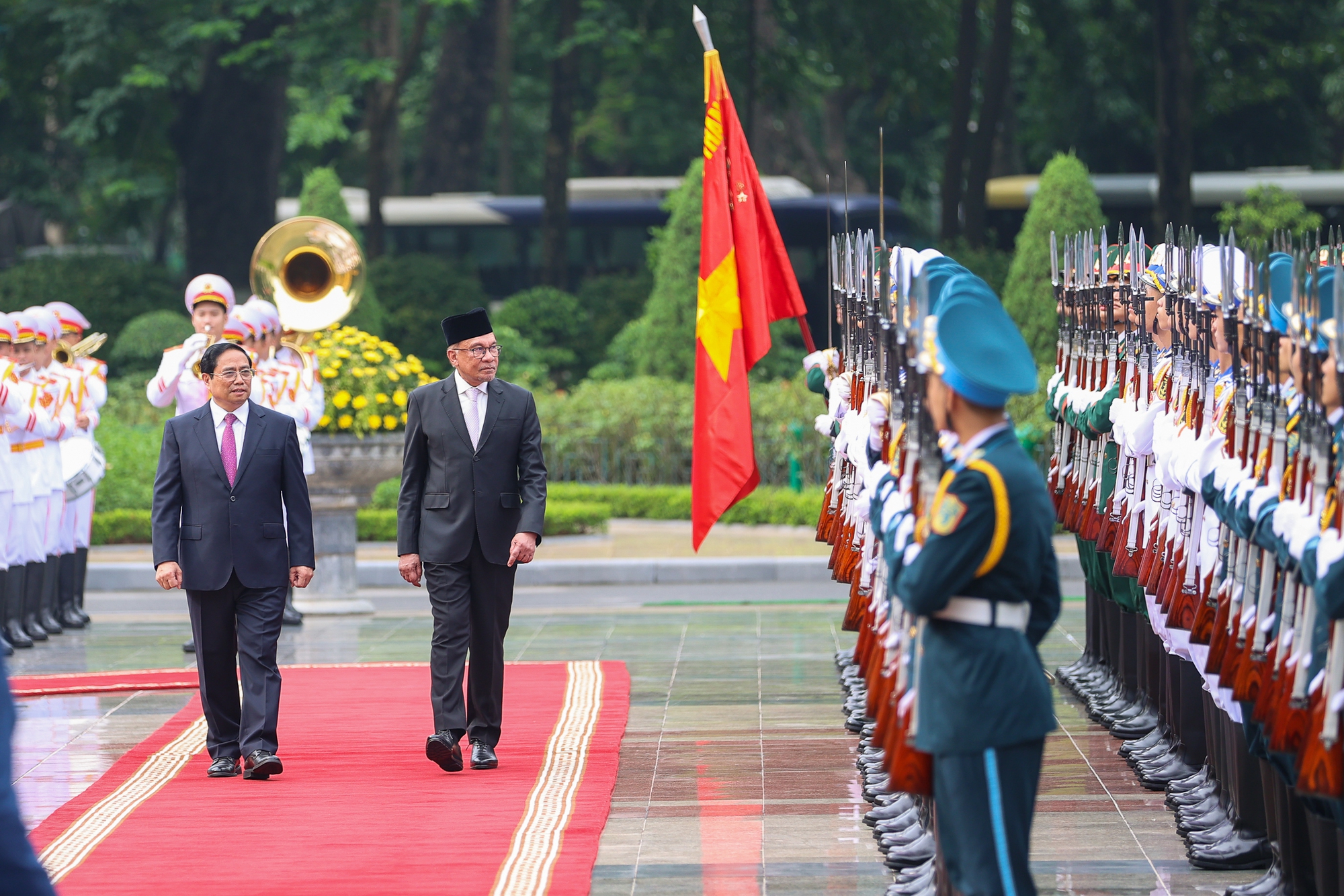 Chùm ảnh: Thủ tướng Phạm Minh Chính chủ trì lễ đón Thủ tướng Malaysia thăm chính thức Việt Nam - Ảnh 1.