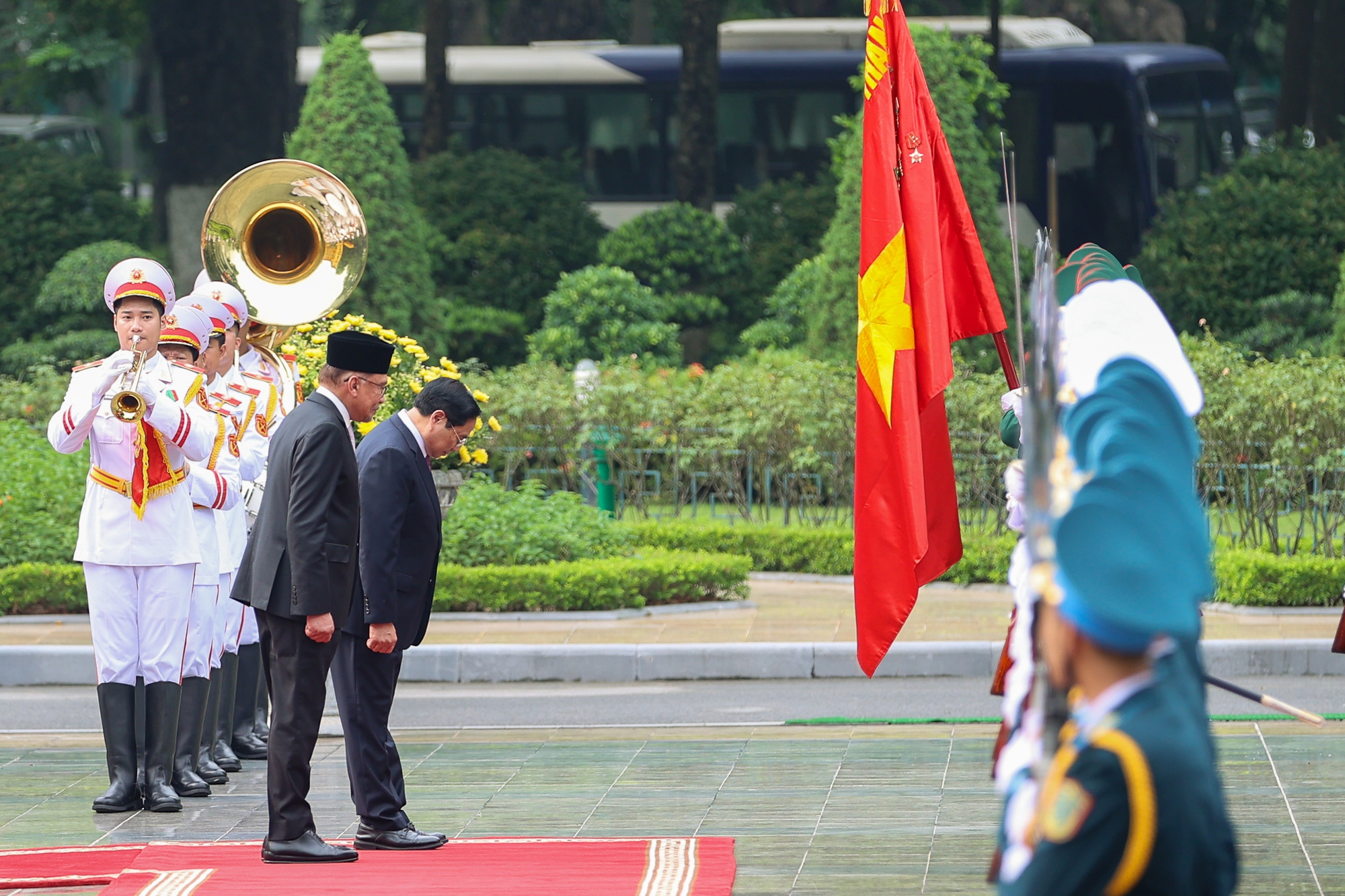 Chùm ảnh: Thủ tướng Phạm Minh Chính chủ trì lễ đón Thủ tướng Malaysia thăm chính thức Việt Nam - Ảnh 2.