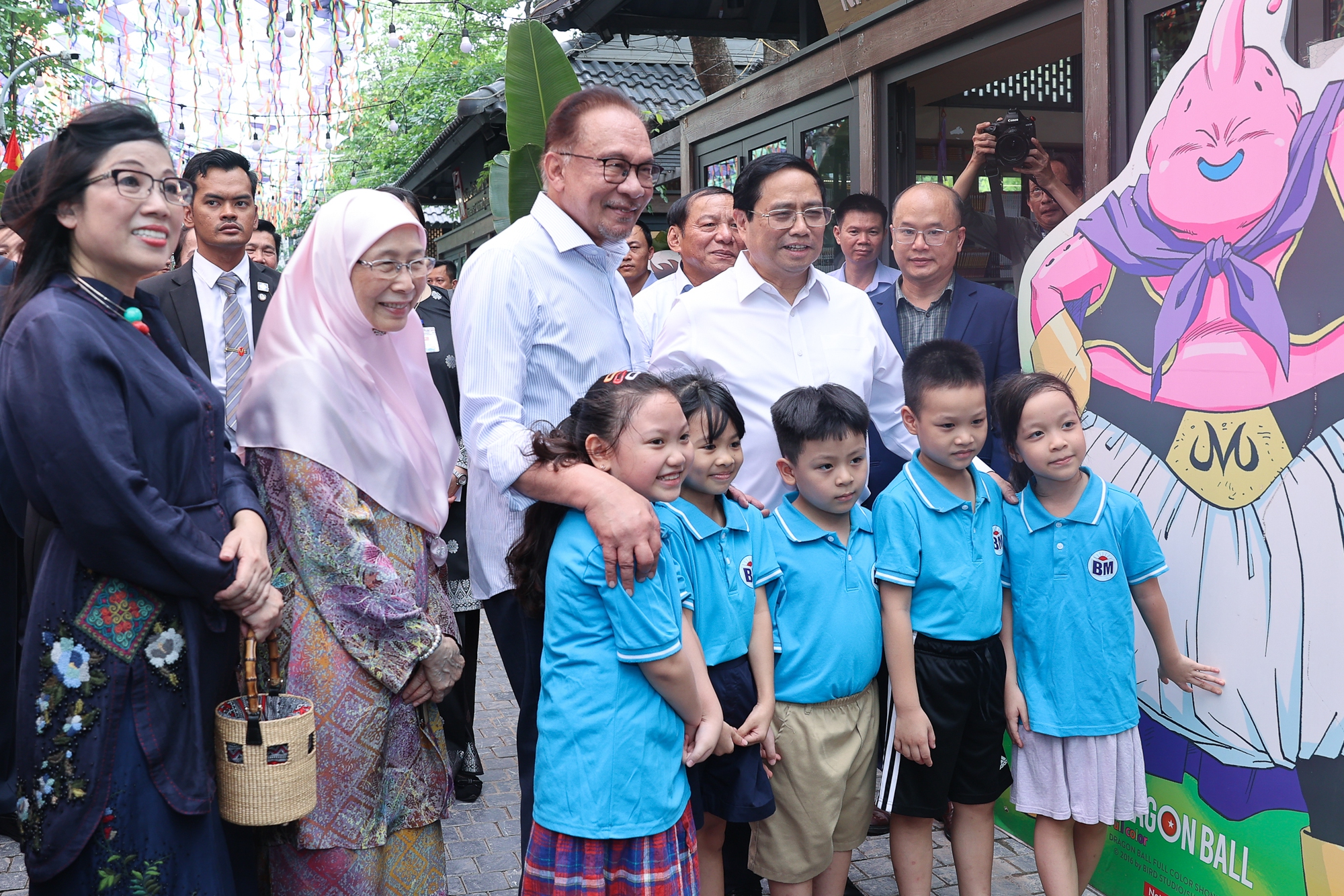 Chùm ảnh: Thủ tướng Phạm Minh Chính cùng Thủ tướng Malaysia thăm phố sách Hà Nội và thưởng thức cà phê Việt Nam - Ảnh 5.