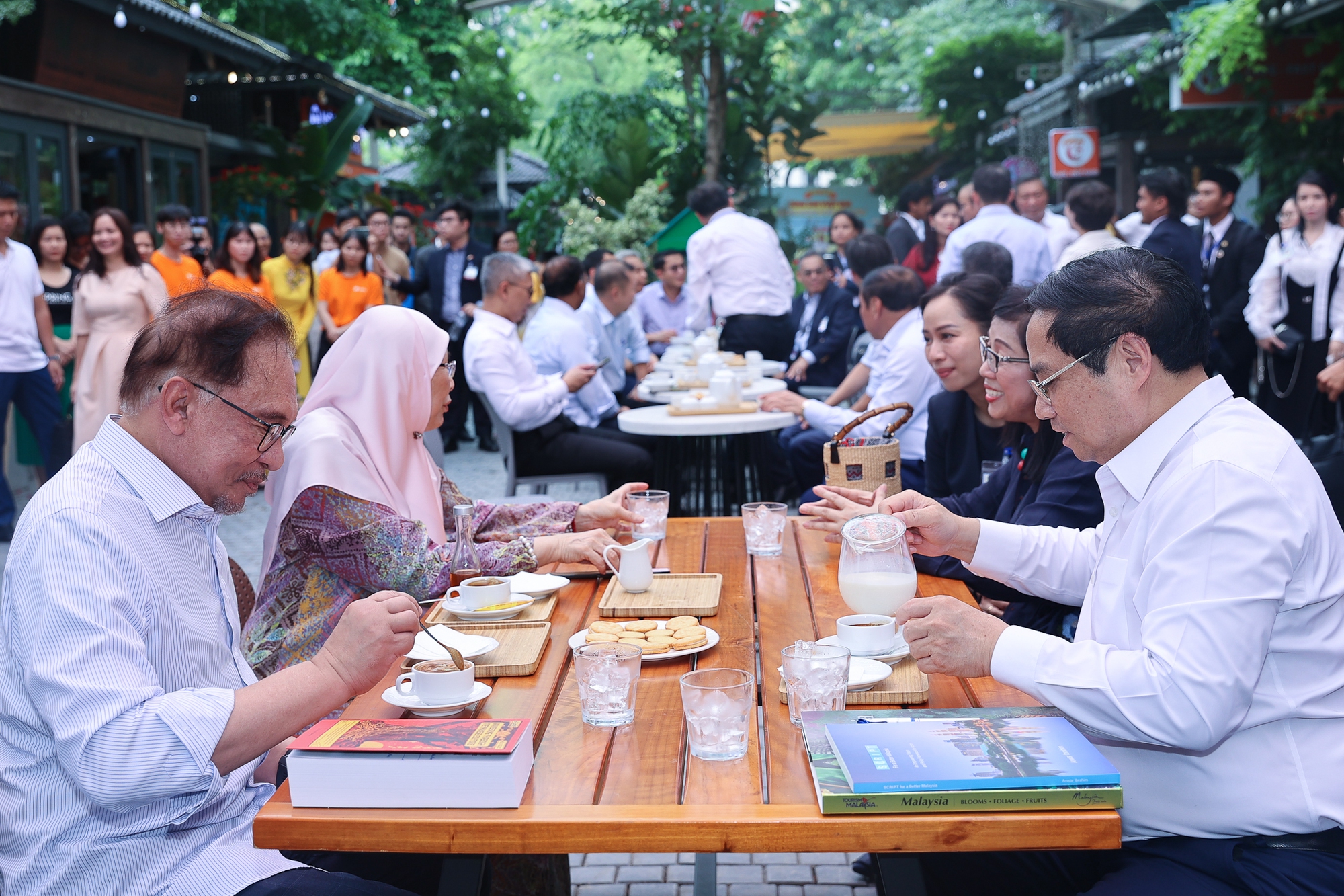 Chùm ảnh: Thủ tướng Phạm Minh Chính cùng Thủ tướng Malaysia thăm phố sách Hà Nội và thưởng thức cà phê Việt Nam - Ảnh 8.