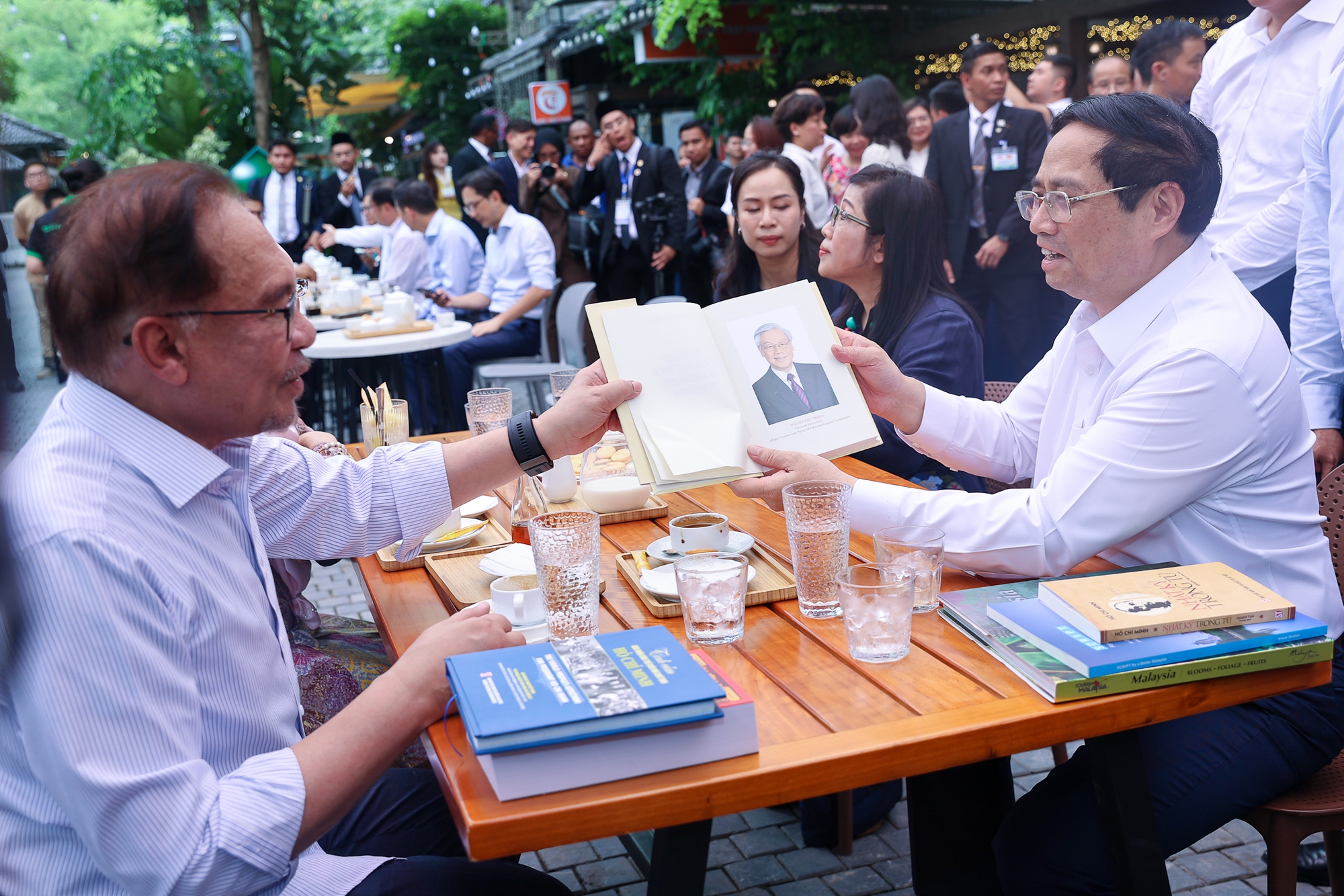 Chùm ảnh: Thủ tướng Phạm Minh Chính cùng Thủ tướng Malaysia thăm phố sách Hà Nội và thưởng thức cà phê Việt Nam - Ảnh 9.