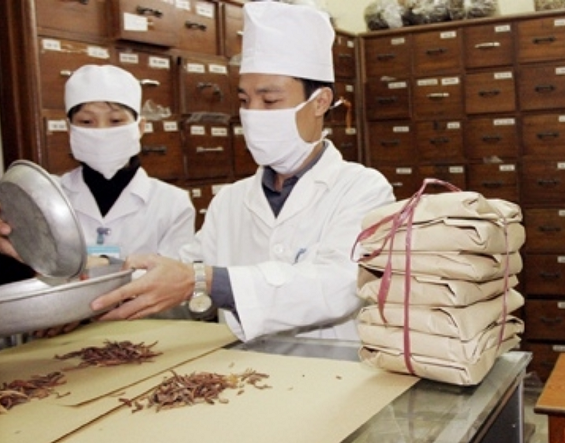Thủ tướng chỉ đạo Bộ trưởng Y tế xử lý thông tin báo chí phản ánh về khó khăn trong xin cấp phép hành nghề đông y - Ảnh 1.