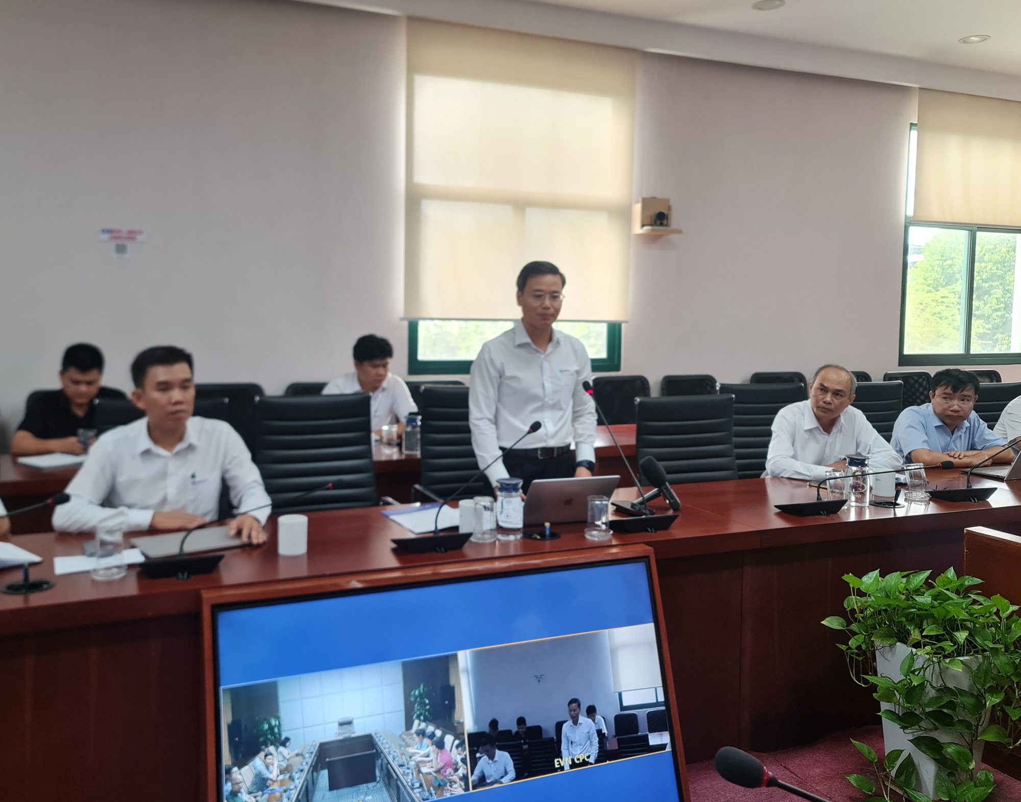 Lãnh đạo EVNCPC thông tin liên quan đến kiến nghị của 11 chủ đầu tư nhà máy thủy điện vừa và nhỏ tại tỉnh Kon Tum - Ảnh: VGP/Nhật Anh