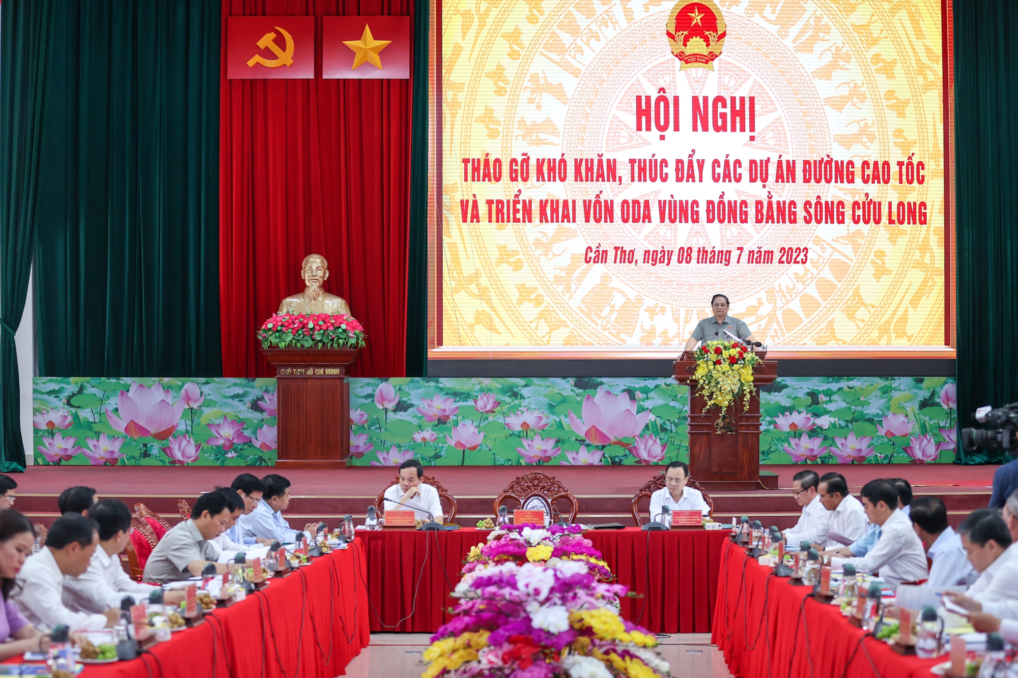 Thủ tướng Phạm Minh Chính chủ trì hội nghị về tháo gỡ khó khăn, thúc đẩy các dự án cao tốc và triển khai các dự án ODA vùng Đồng bằng sông Cửu Long - Ảnh: VGP/Nhật Bắc