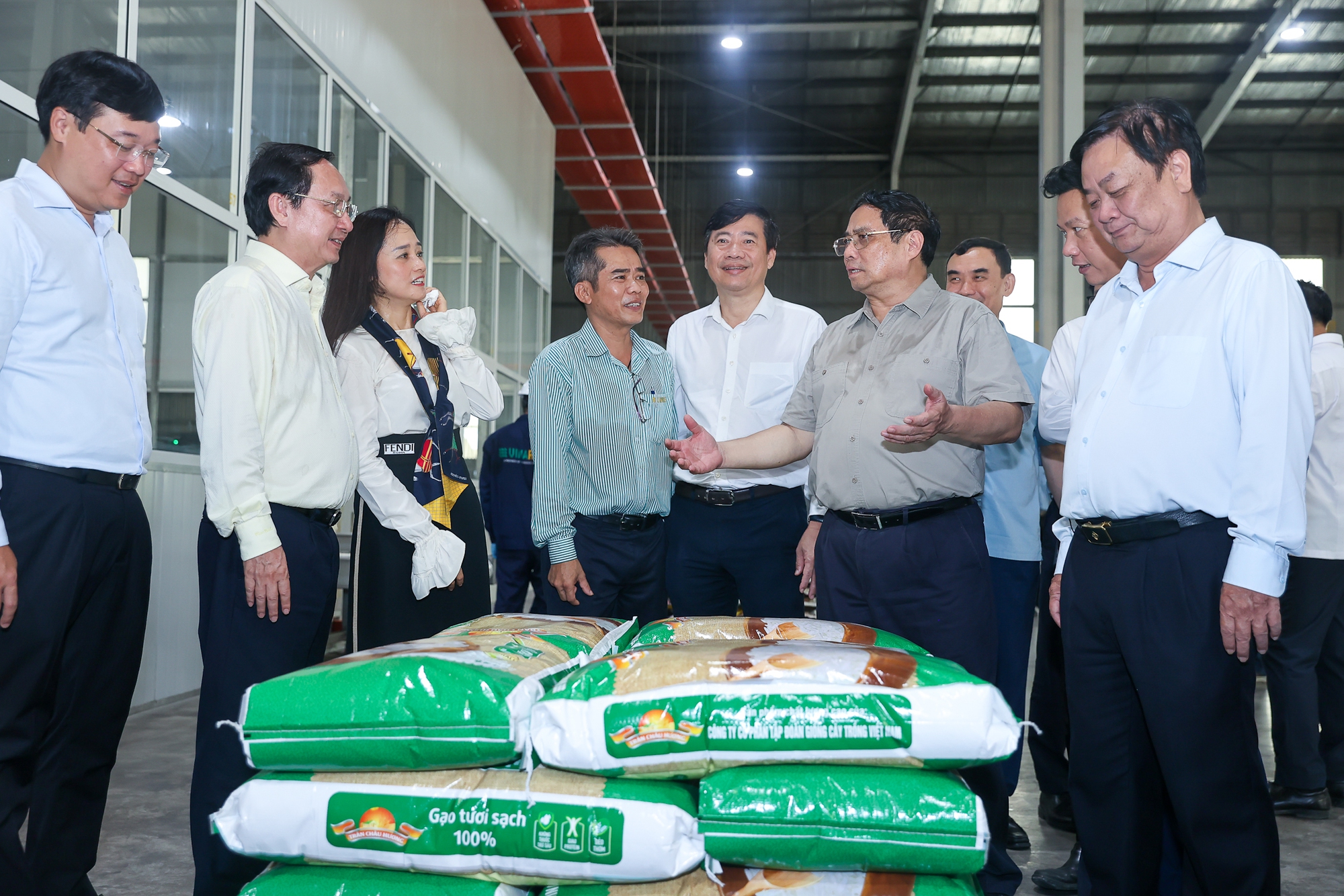 Thủ tướng cho rằng, phải tiếp tục nâng cao sức cạnh tranh của sản phẩm; chú trọng đầu tư, xây dựng và phát triển thương hiệu nông sản Việt nói chung và của Công ty nói riêng - Ảnh: VGP/Nhật Bắc