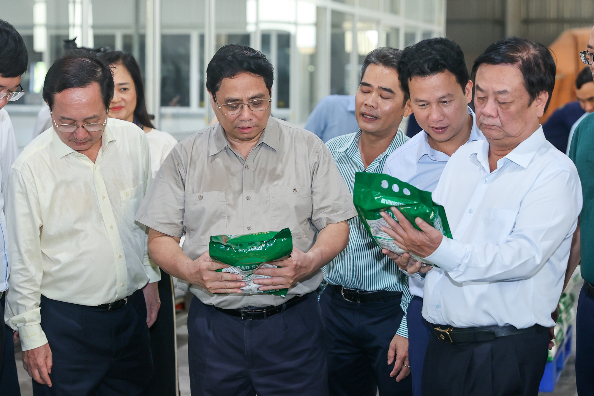Thủ tướng thăm Nhà máy chế biến gạo của Công ty TNHH lúa, gạo Việt Nam (VINARICE) đơn vị thành viên của Tập đoàn Giống cây trồng Việt Nam - Ảnh VGP/Nhật Bắc