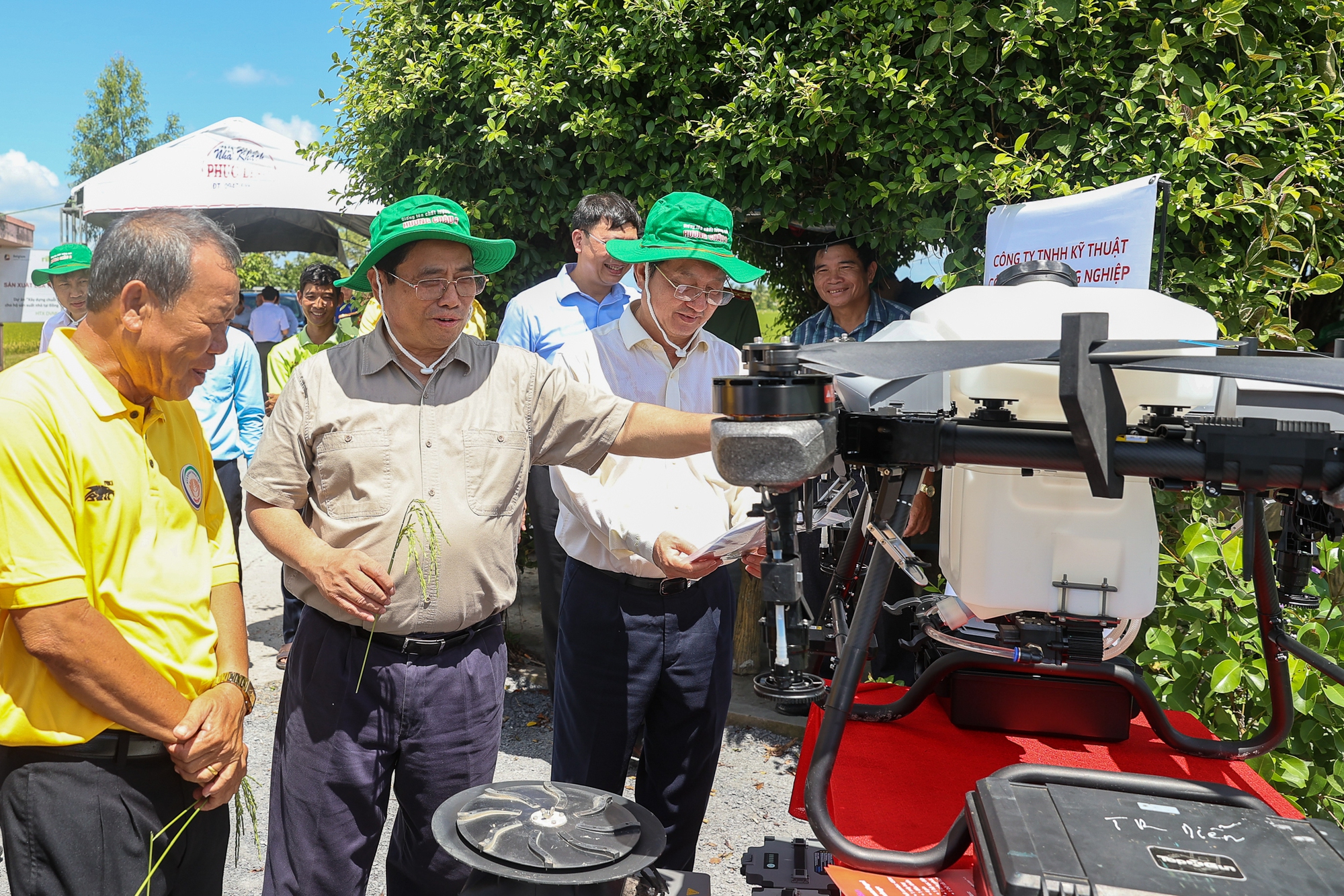 Cùng ngày, Thủ tướng Phạm Minh Chính đến khảo sát mô hình nông nghiệp công nghệ cao, sản xuất lúa và làm việc với Hợp tác xã Dịch vụ nông nghiệp Thắng Lợi (ấp 5, xã Mỹ Đông, huyện Tháp Mười)