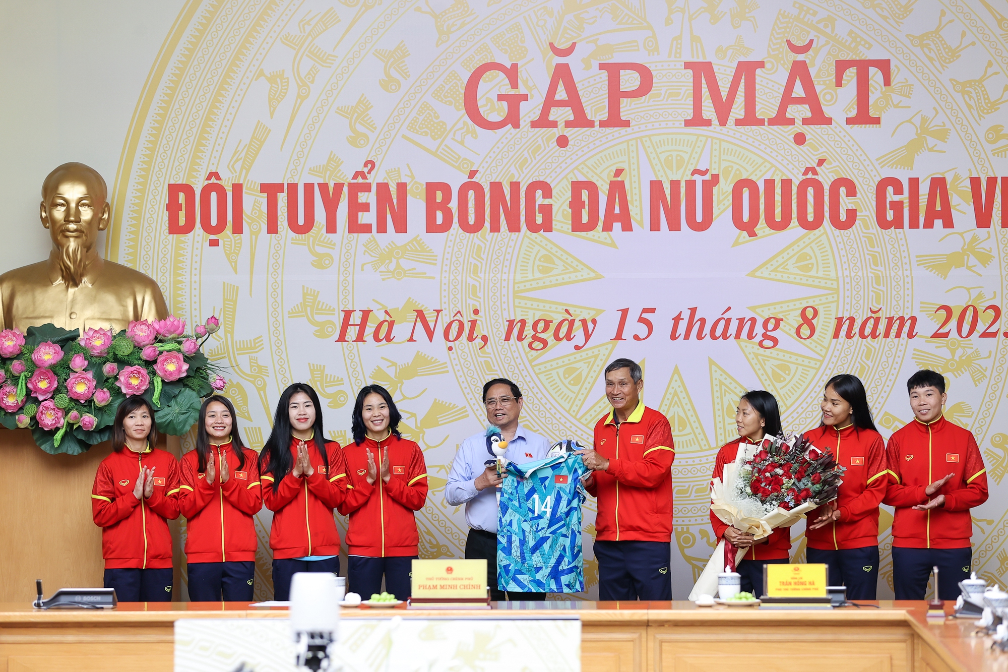 Đội tuyển bóng đá nữ quốc gia Việt Nam tặng Thủ tướng các món quà lưu niệm - Ảnh: VGP/Nhật Bắc