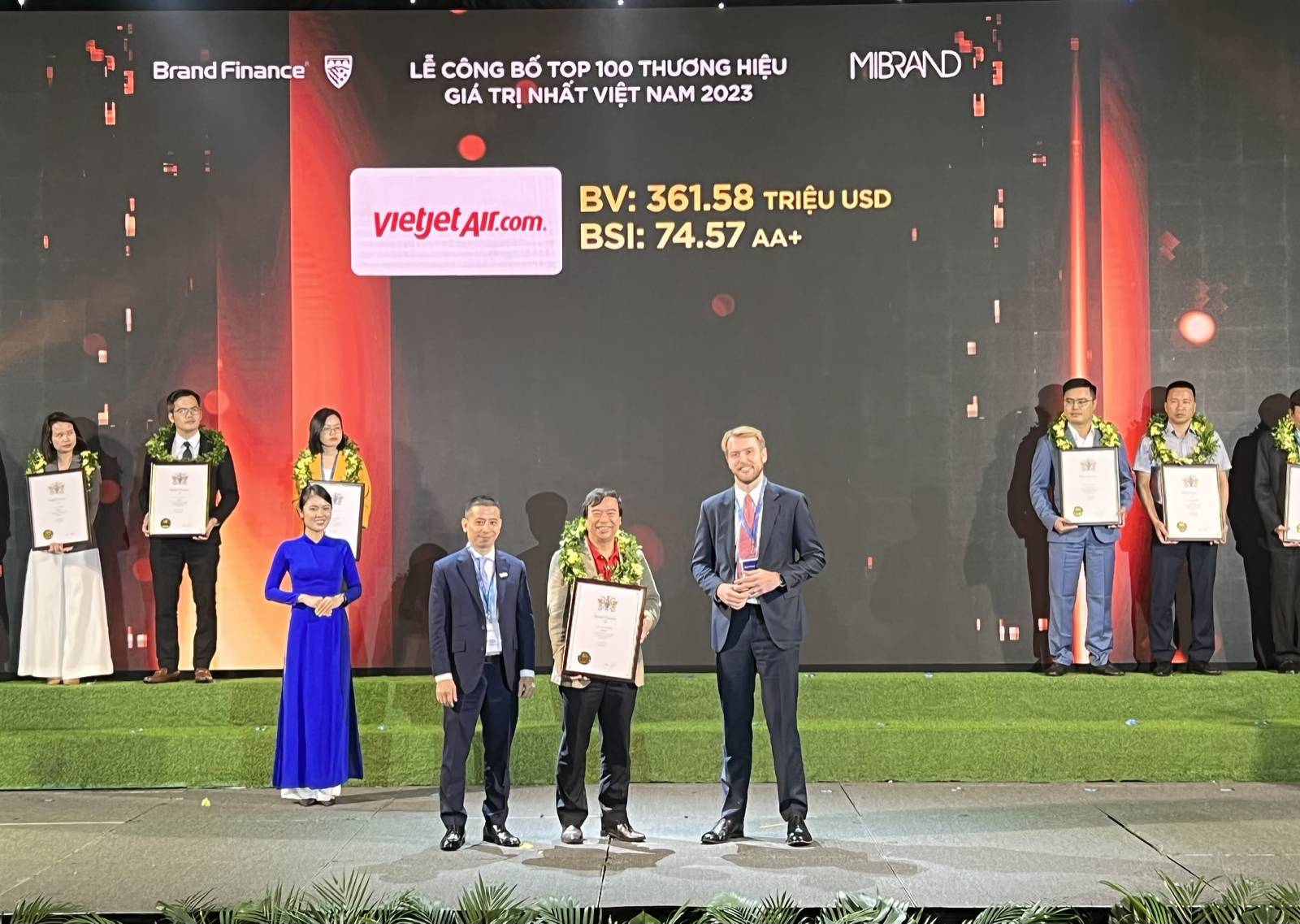 Vietjet được vinh danh top 100 thương hiệu giá trị nhất Việt Nam - Ảnh 1. Vietjet được vinh danh top 100 thương hiệu giá trị nhất Việt Nam - Ảnh 1.