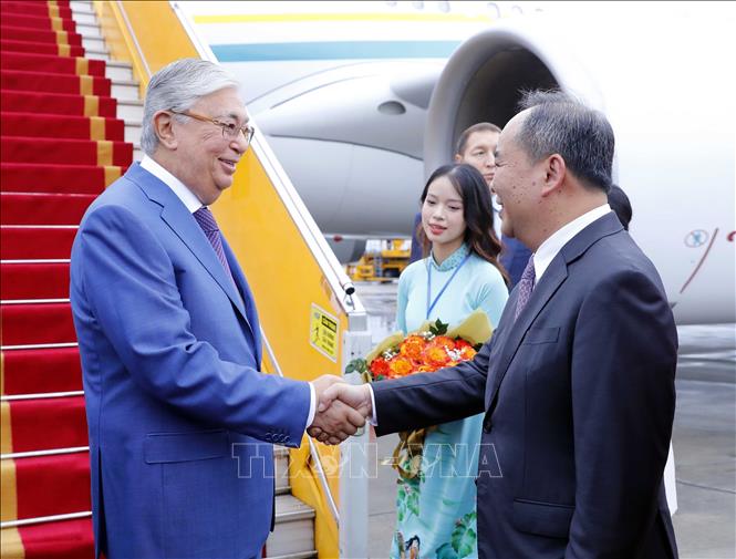 Tổng thống Cộng hòa Kazakhstan đến Hà Nội, bắt đầu chuyến thăm chính thức Việt Nam - Ảnh 1.