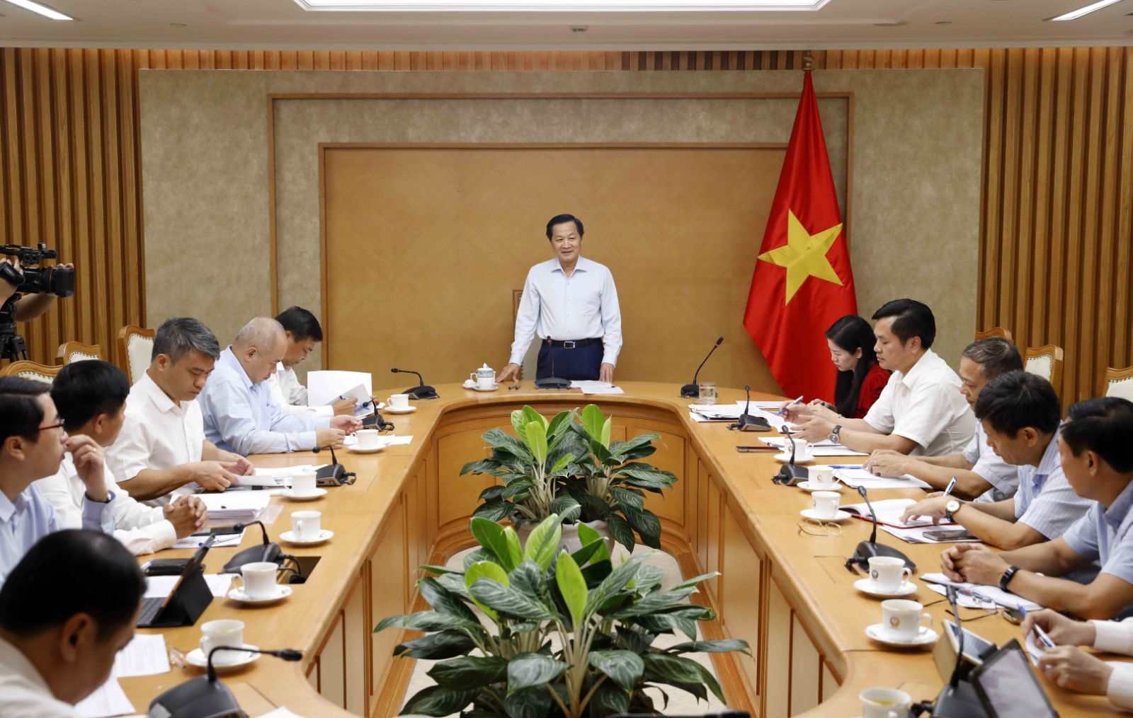 Phó Thủ tướng Lê Minh Khái chỉ đạo cấp bách phân bổ vốn phòng chống sạt lở - Ảnh 1.