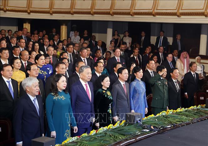 Chủ tịch nước Võ Văn Thưởng và Phu nhân cùng các đồng chí lãnh đạo Đảng, Nhà nước và các đại biểu thực hiện nghi thức chào cờ tại Lễ kỷ niệm 78 năm Ngày Quốc khánh - Ảnh: TTXVN