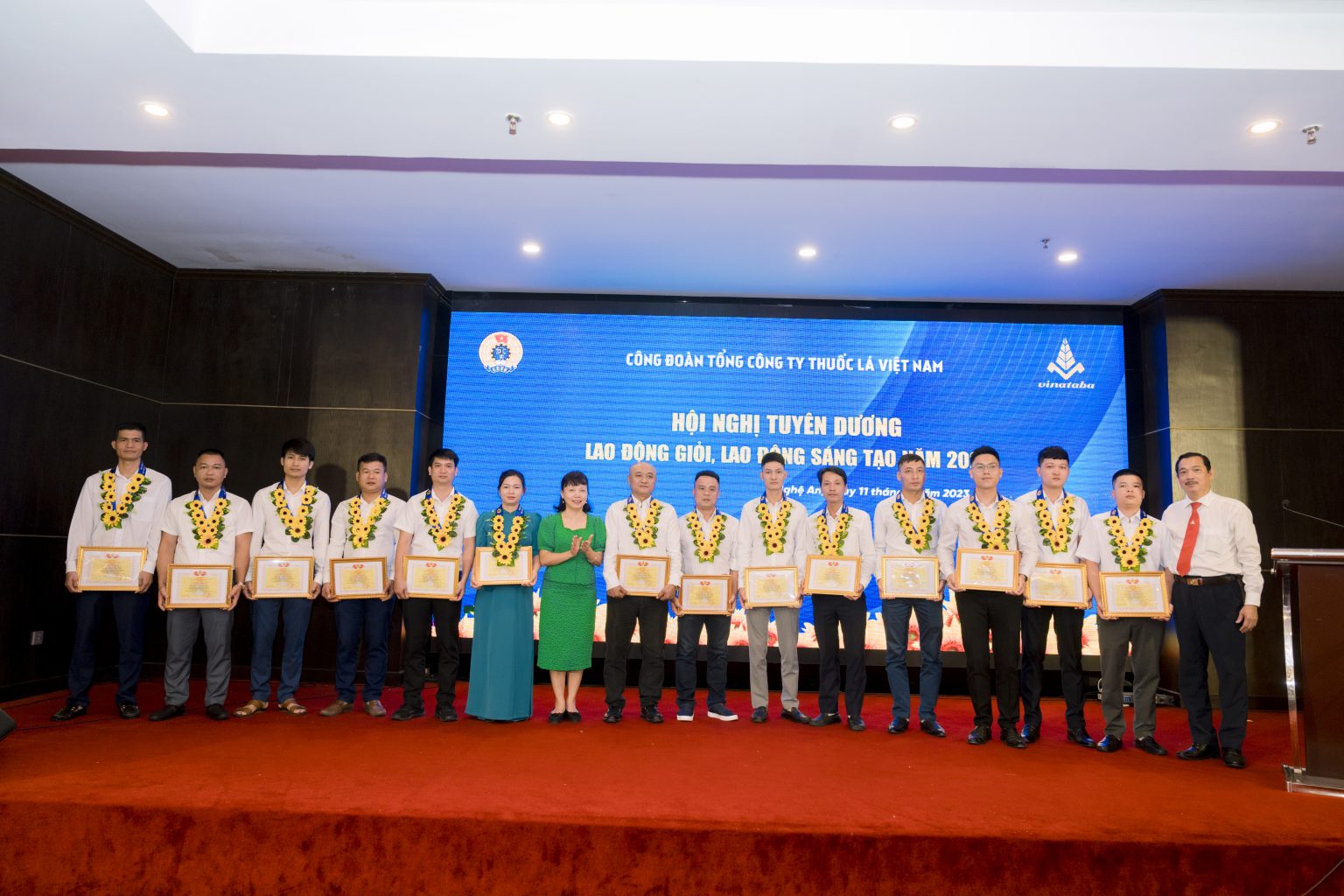 Vinataba tôn vinh các cá nhân tiêu biểu lao động giỏi - Ảnh 2. Vinataba tôn vinh các cá nhân tiêu biểu lao động giỏi - Ảnh 2.