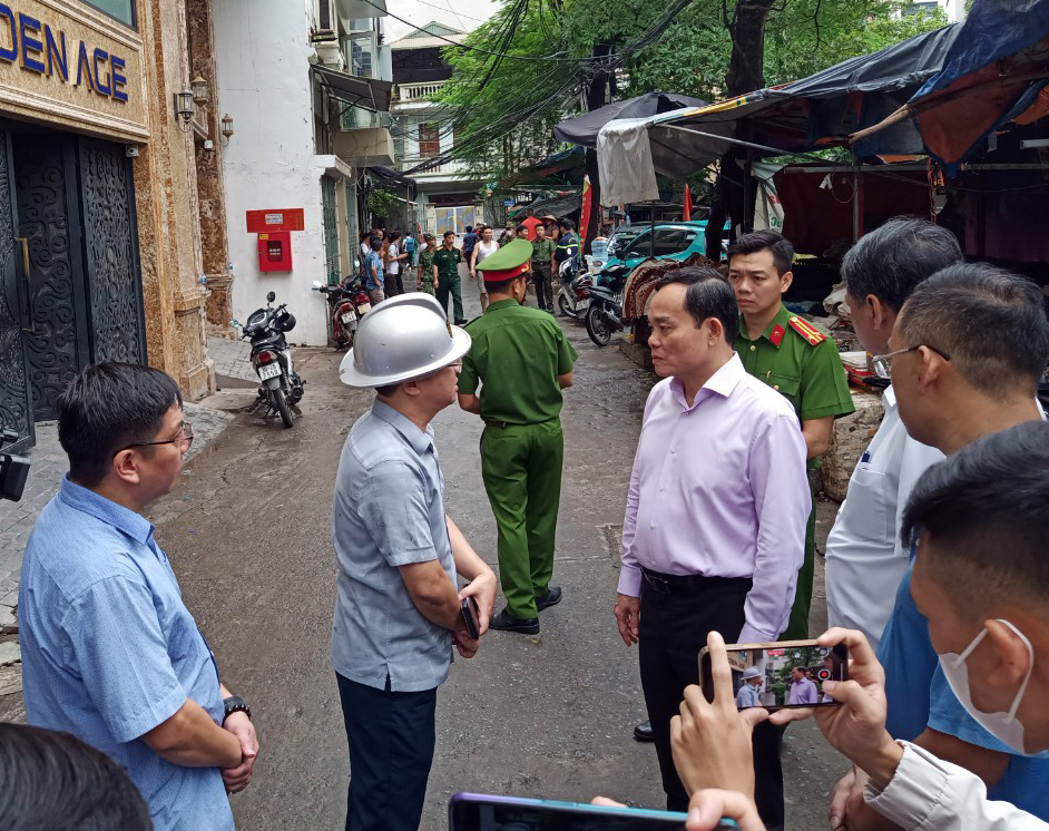 Phó Thủ tướng Trần Lưu Quang chỉ đạo công tác khắc phục hậu quả tại hiện trường - Ảnh: VGP/Hải Minh