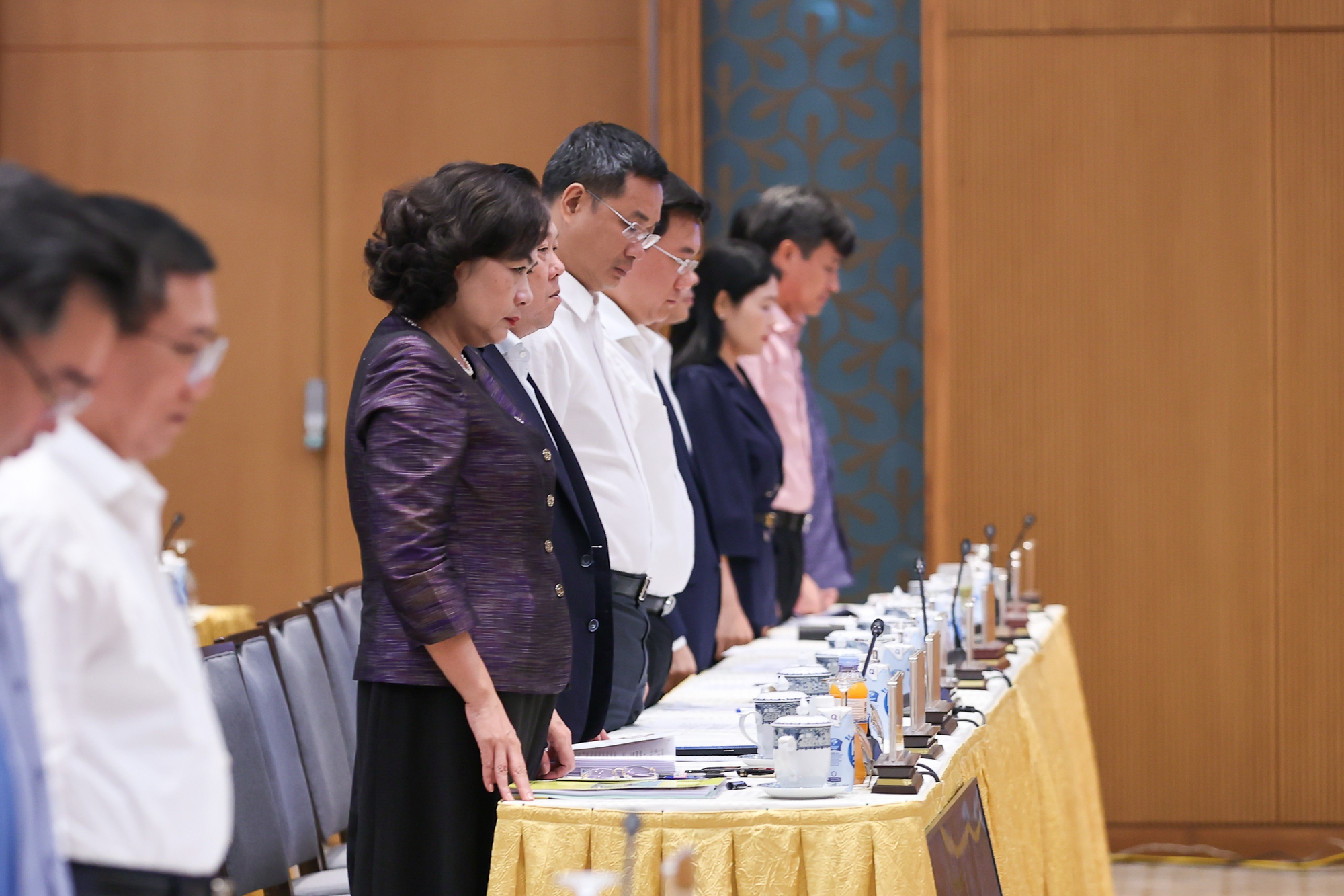 Thủ tướng và các đại biểu dành phút mặc niệm để tưởng nhớ các nạn nhân tử vong trong vụ cháy tại Hà Nội và 7 nạn nhân tử vong do lũ quét tại Lào Cai đêm 12/9, rạng sáng 13/9 - Ảnh: VGP/Nhật Bắc