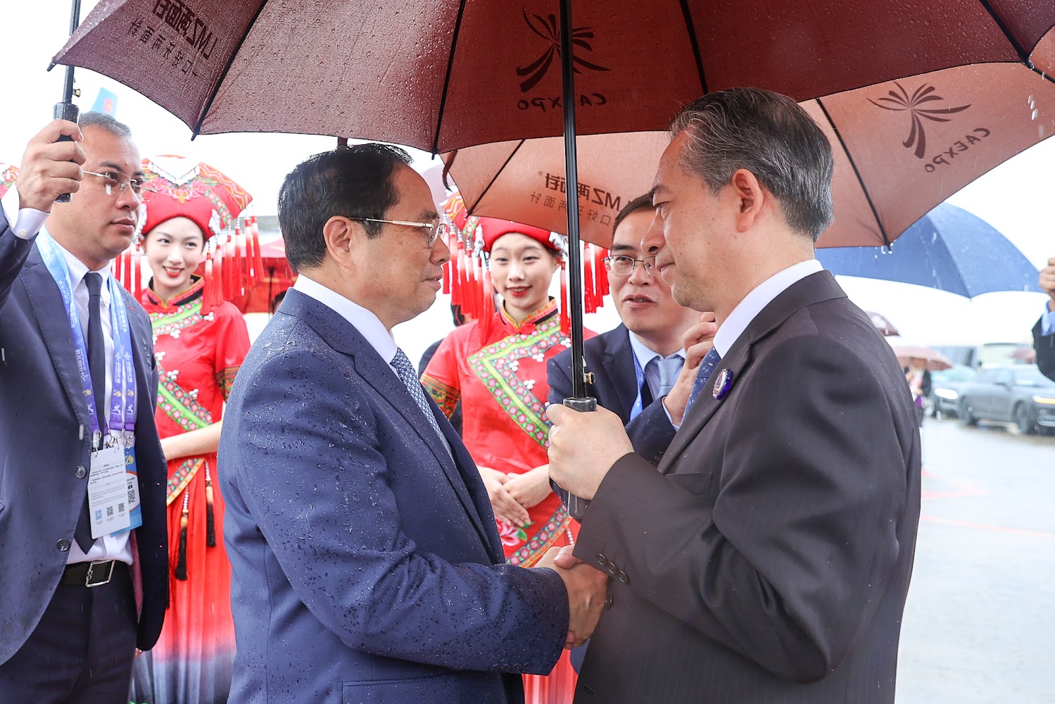 Đại sứ Trung Quốc tại Việt Nam Hùng Ba đón Thủ tướng Phạm Minh Chính và Đoàn đại biểu Việt Nam tại sân bay - Ảnh: VGP/Nhật Bắc