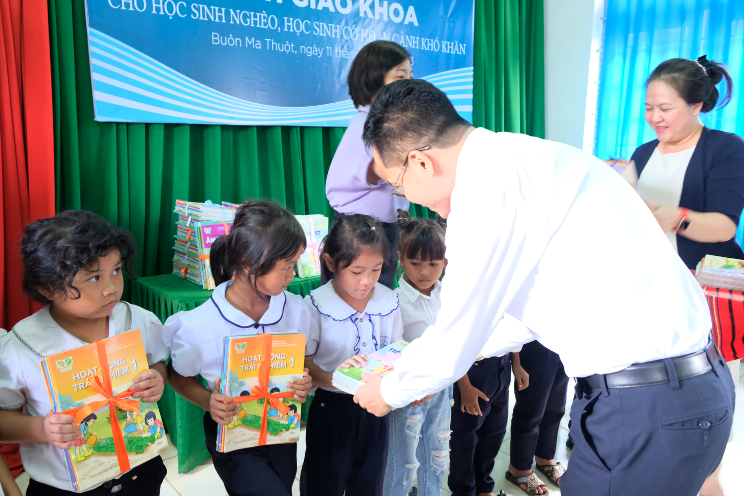 Hơn 100.000 bộ sách giáo khoa được trao tặng cho chương trình 