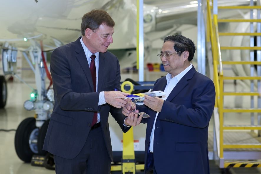 Thủ tướng đề nghị Embraer tham gia đào tạo nguồn nhân lực ngành hàng không, hỗ trợ Việt Nam các giải pháp công nghệ để giúp nâng cao năng lực quản trị trong lĩnh vực hàng không, tăng cường tự động hóa, hỗ trợ dự báo và ngăn ngừa rủi ro trong hoạt động quản lý bay... - Ảnh: VGP/Nhật Bắc