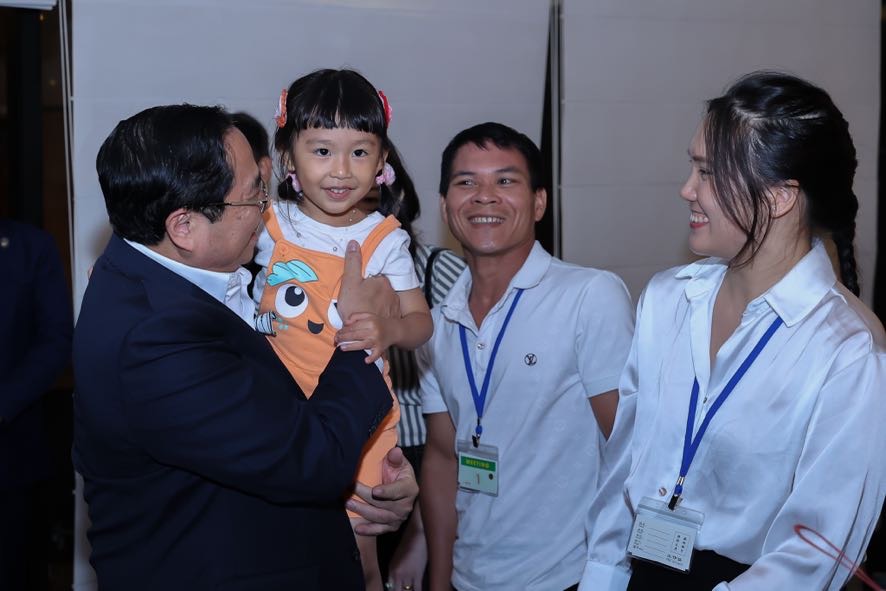 Thủ tướng trò chuyện, thăm hỏi cộng đồng người Việt Nam tại Brazil và một số nước Nam Mỹ - Ảnh: VGP/Nhật Bắc