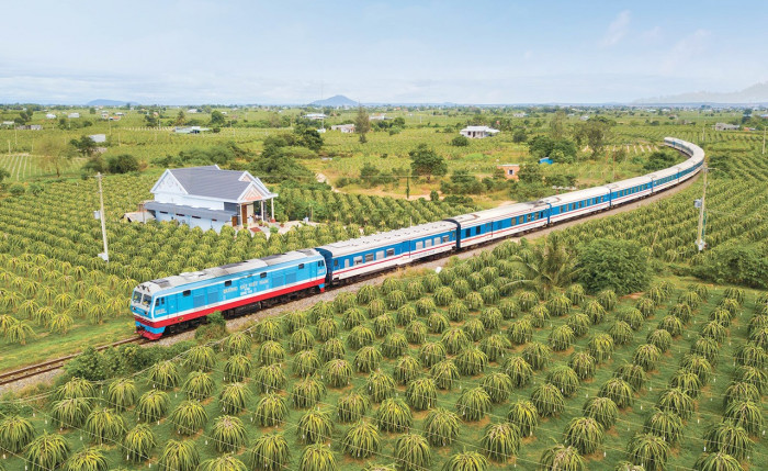 Mua vé tàu càng sớm, càng rẻ - Ảnh 1. Mua vé tàu càng sớm, càng rẻ - Ảnh 1.