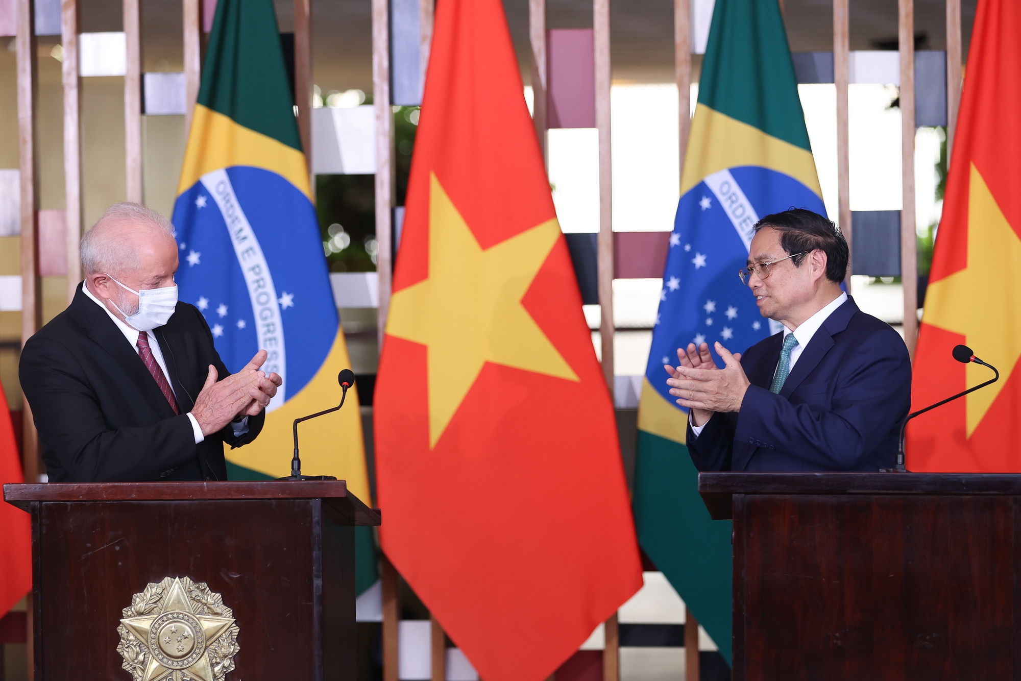 Ngay sau hội đàm, Thủ tướng Phạm Minh Chính và Tổng thống Brazil Luiz Inacio Lula da Silva đã có cuộc gặp gỡ, trao đổi với báo chí - Ảnh: VGP/Nhật Bắc