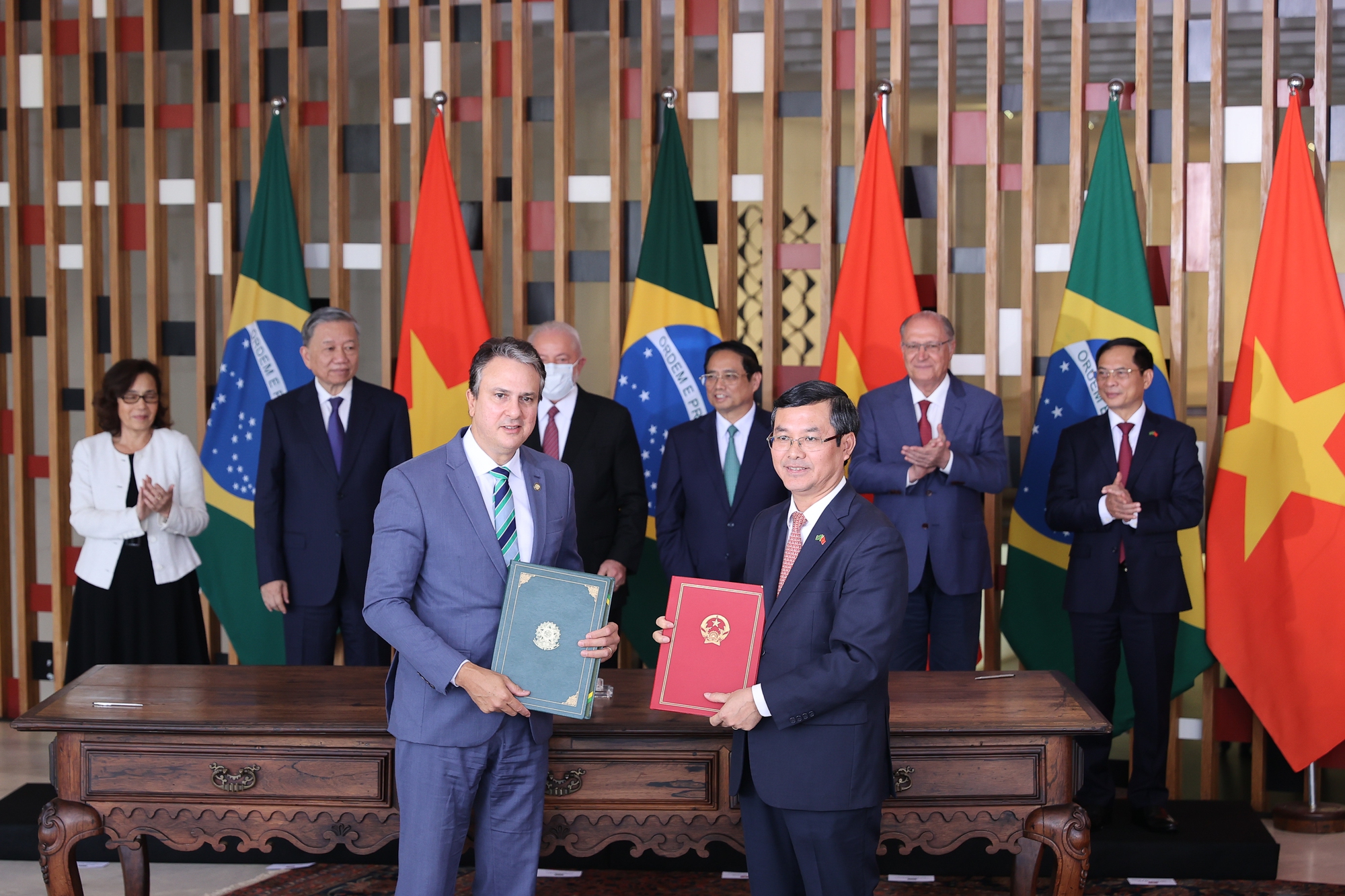 Thủ tướng Phạm Minh Chính và Tổng thống Brazil chứng kiến lễ ký văn bản hợp tác giữa hai nước trong các lĩnh vực giáo dục, quốc phòng, nông nghiệp, ngoại giao - Ảnh: VGP/Nhật Bắc