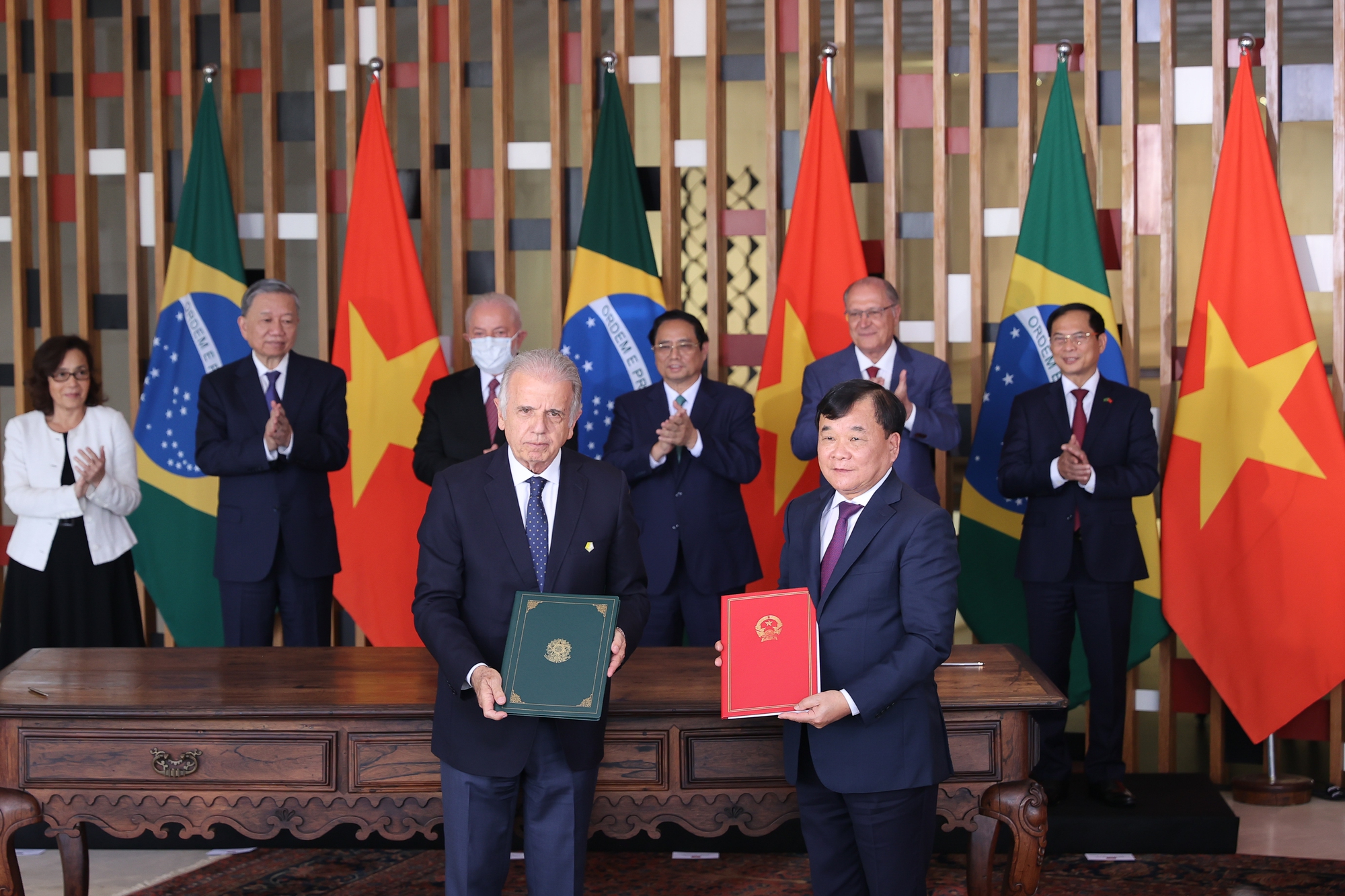 Thủ tướng Phạm Minh Chính và Tổng thống Brazil chứng kiến lễ ký văn bản hợp tác giữa hai nước trong các lĩnh vực giáo dục, quốc phòng, nông nghiệp, ngoại giao - Ảnh: VGP/Nhật Bắc