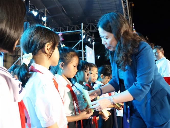 Phó Chủ tịch nước vui 'Hội trăng rằm' với thiếu nhi các dân tộc tại Đắk Lắk - Ảnh 1. Phó Chủ tịch nước vui 'Hội trăng rằm' với thiếu nhi các dân tộc tại Đắk Lắk - Ảnh 1.