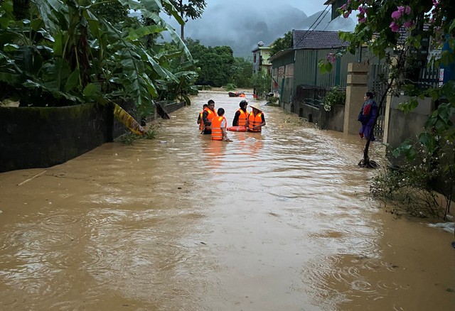Thủ tướng chỉ đạo tập trung ứng phó và khắc phục hậu quả mưa lũ - Ảnh 1.