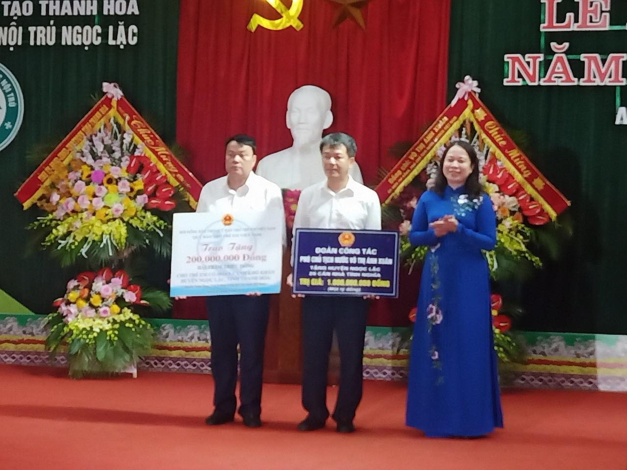 Phó Chủ tịch nước Võ Thị Ánh Xuân dự Lễ khai giảng tại Trường THPT Dân tộc nội trú Ngọc Lặc - Ảnh 2.