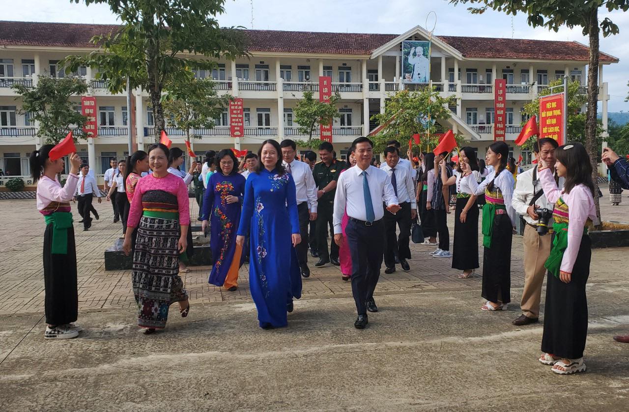 Phó Chủ tịch nước Võ Thị Ánh Xuân dự Lễ khai giảng tại Trường THPT Dân tộc nội trú Ngọc Lặc - Ảnh 1.
