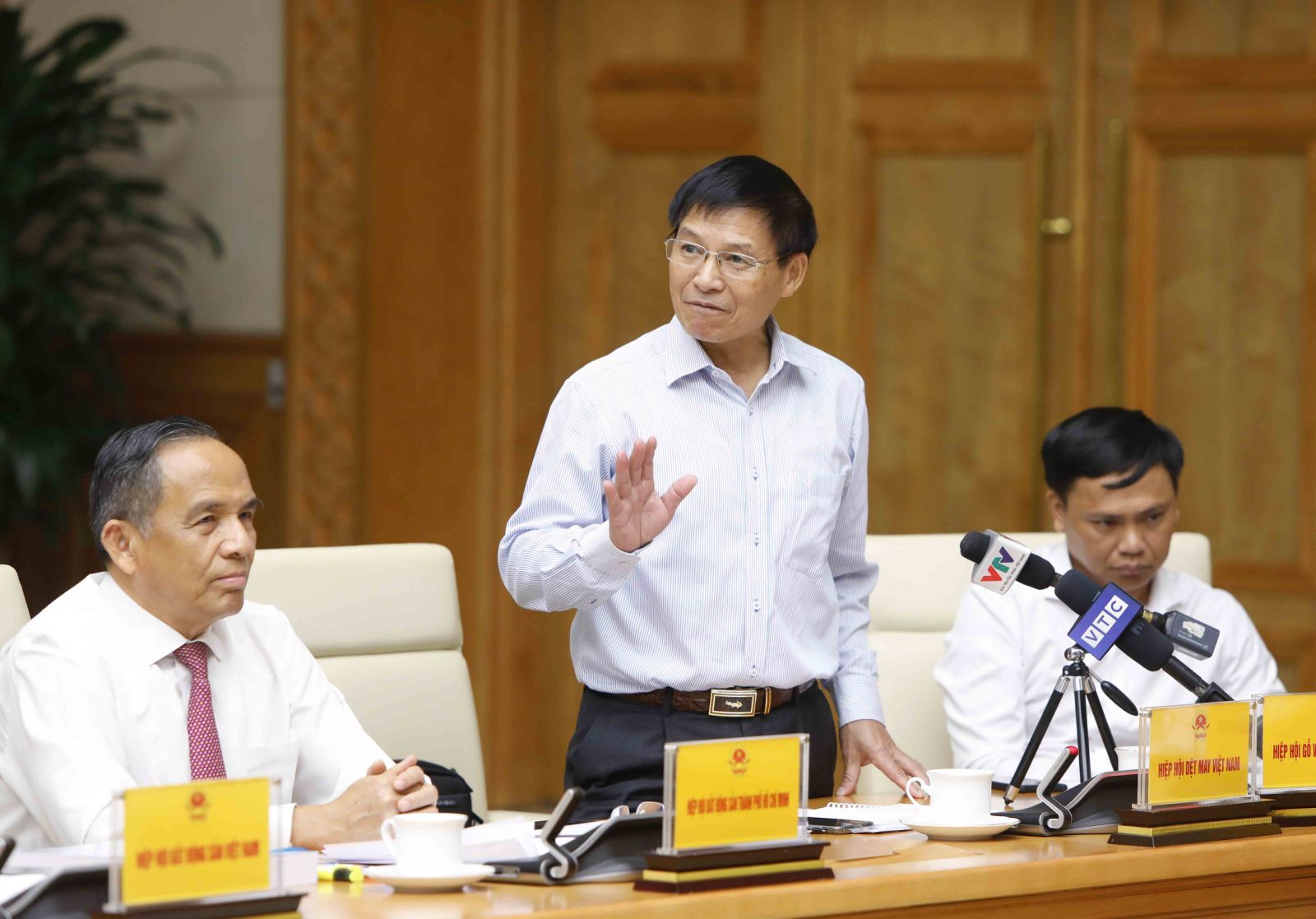 Phó Thủ tướng Lê Minh Khái chủ trì họp bàn giải pháp nâng cao khả năng tiếp cận tín dụng của người dân, doanh nghiệp - Ảnh 6.