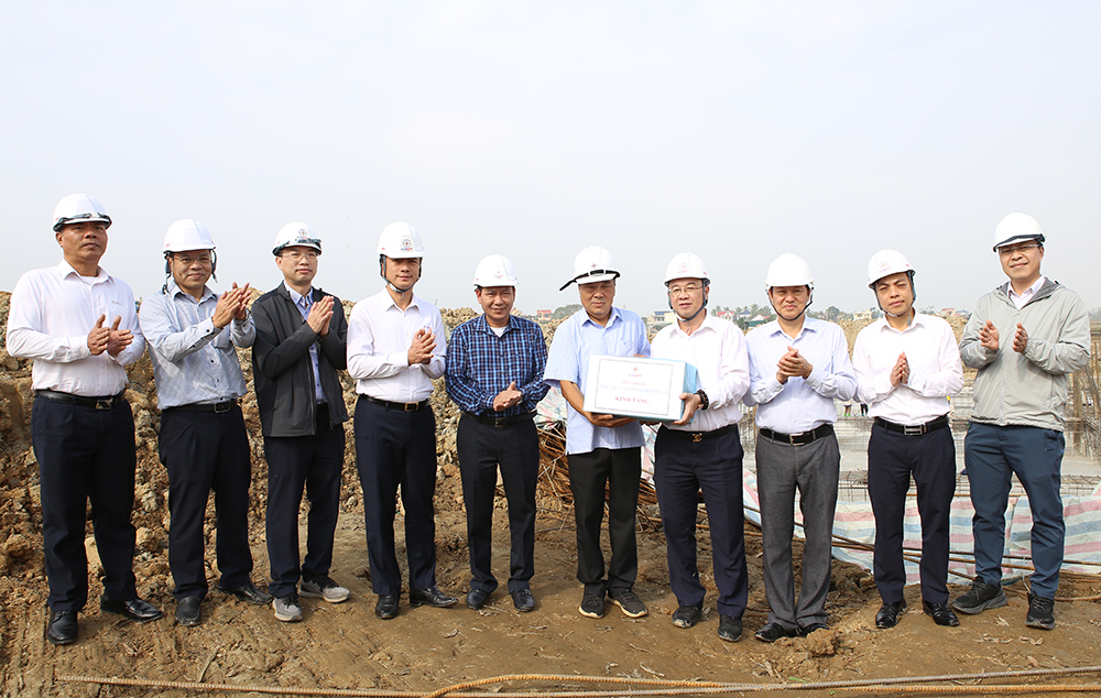 Động viên các đơn vị thi công xuyên Tết dự án đường dây 500kV mạch 3- Ảnh 1. Động viên các đơn vị thi công xuyên Tết dự án đường dây 500kV mạch 3- Ảnh 1.