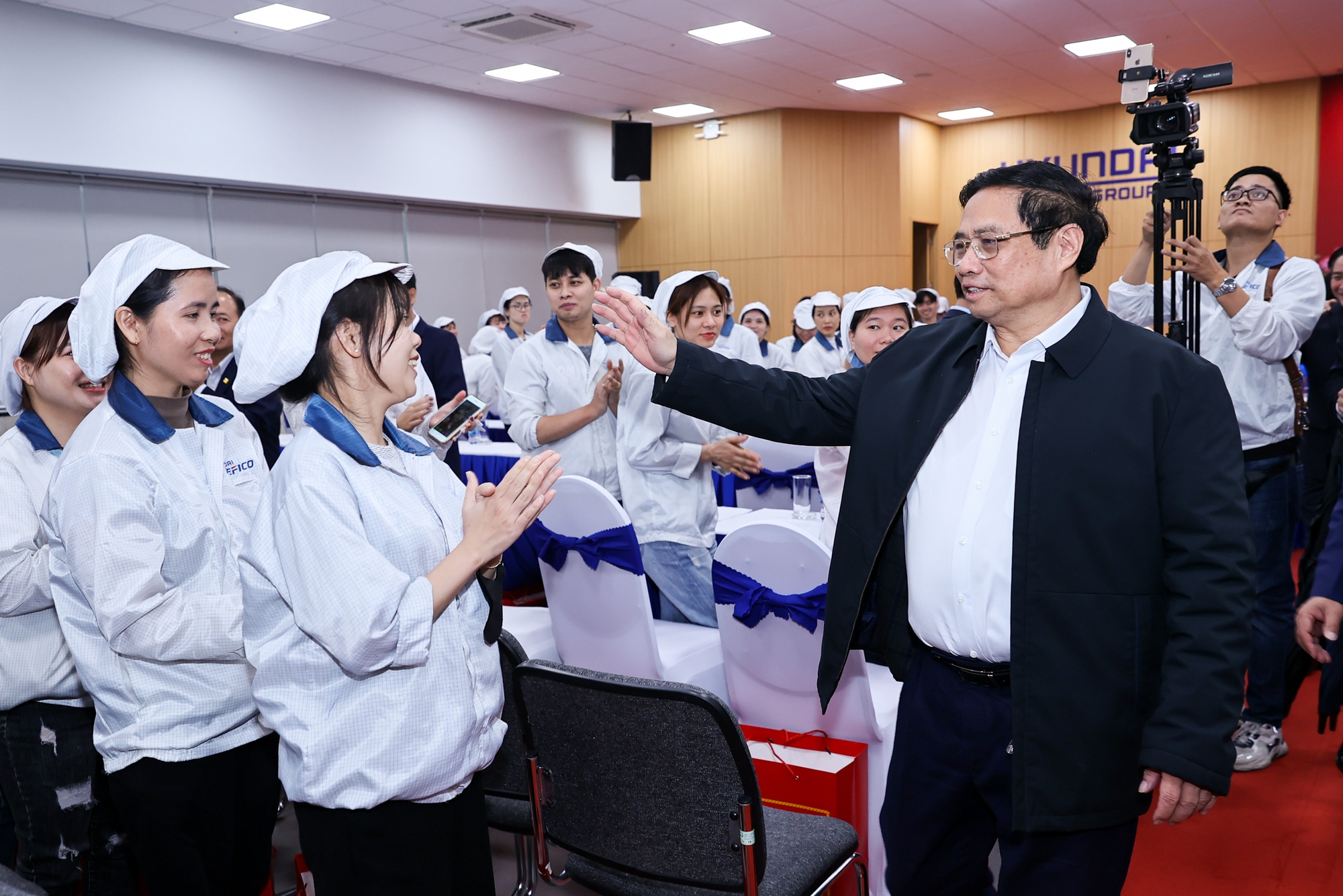 Thủ tướng Phạm Minh Chính đến thăm công nhân, người lao động tại Công ty Kefico - Ảnh: VGP/Nhật Bắc