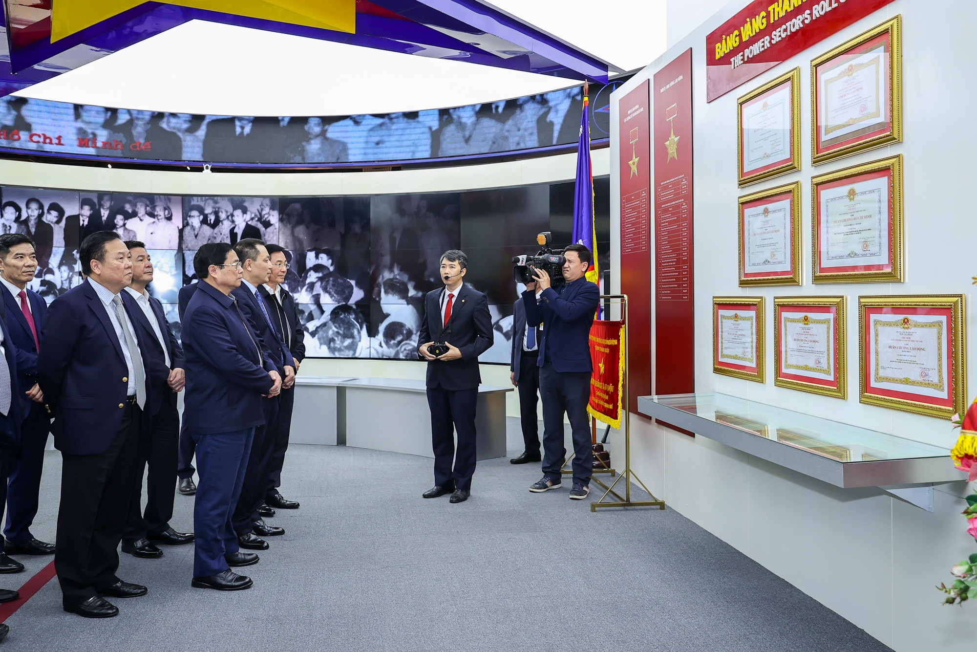 Thủ tướng và các đại biểu thăm phòng truyền thống của EVN - Ảnh: VGP/Nhật Bắc